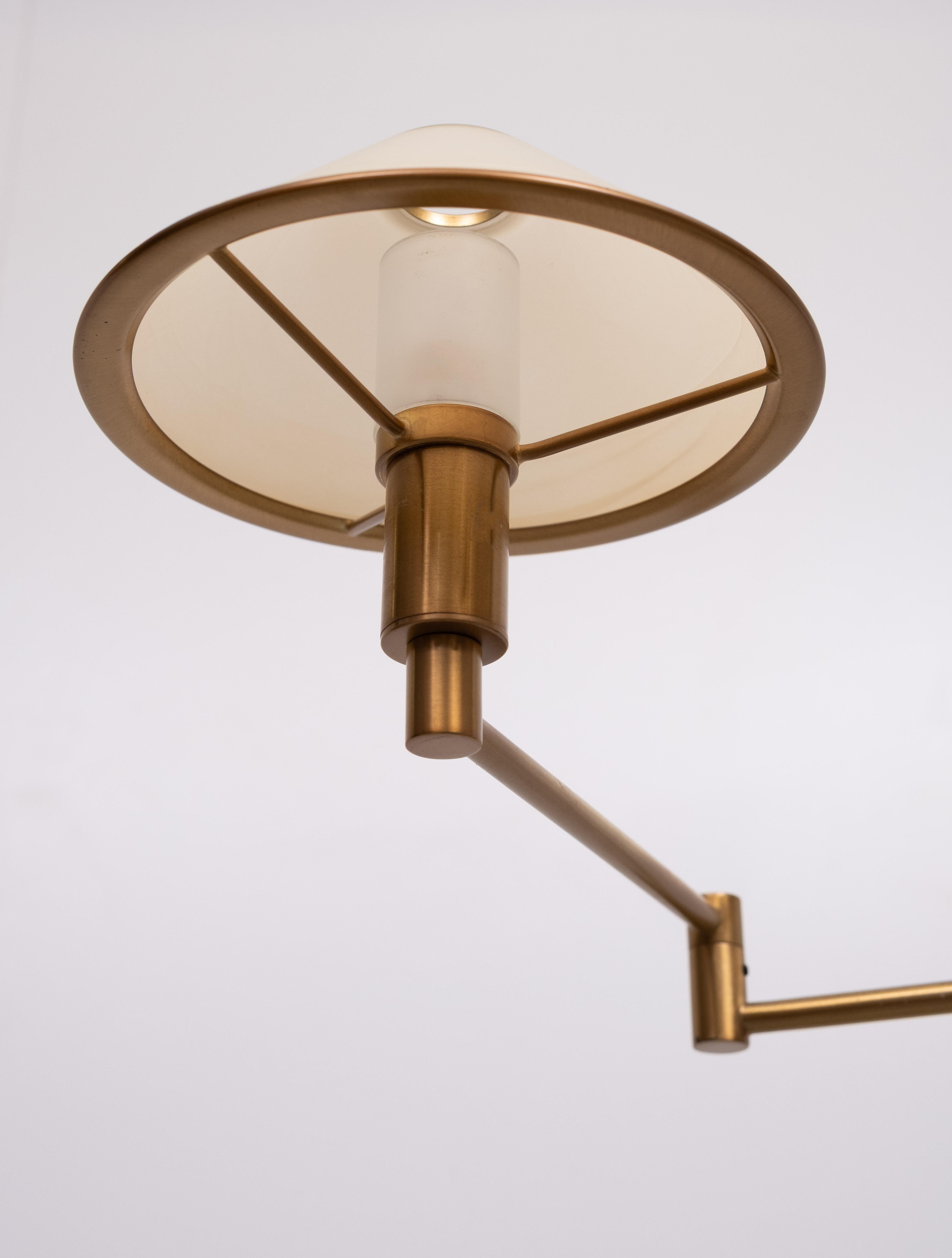Fin du 20e siècle Lampadaire à bras pivotant en laiton Abat-jour halogène en albâtre  Holtkotter Allemagne en vente