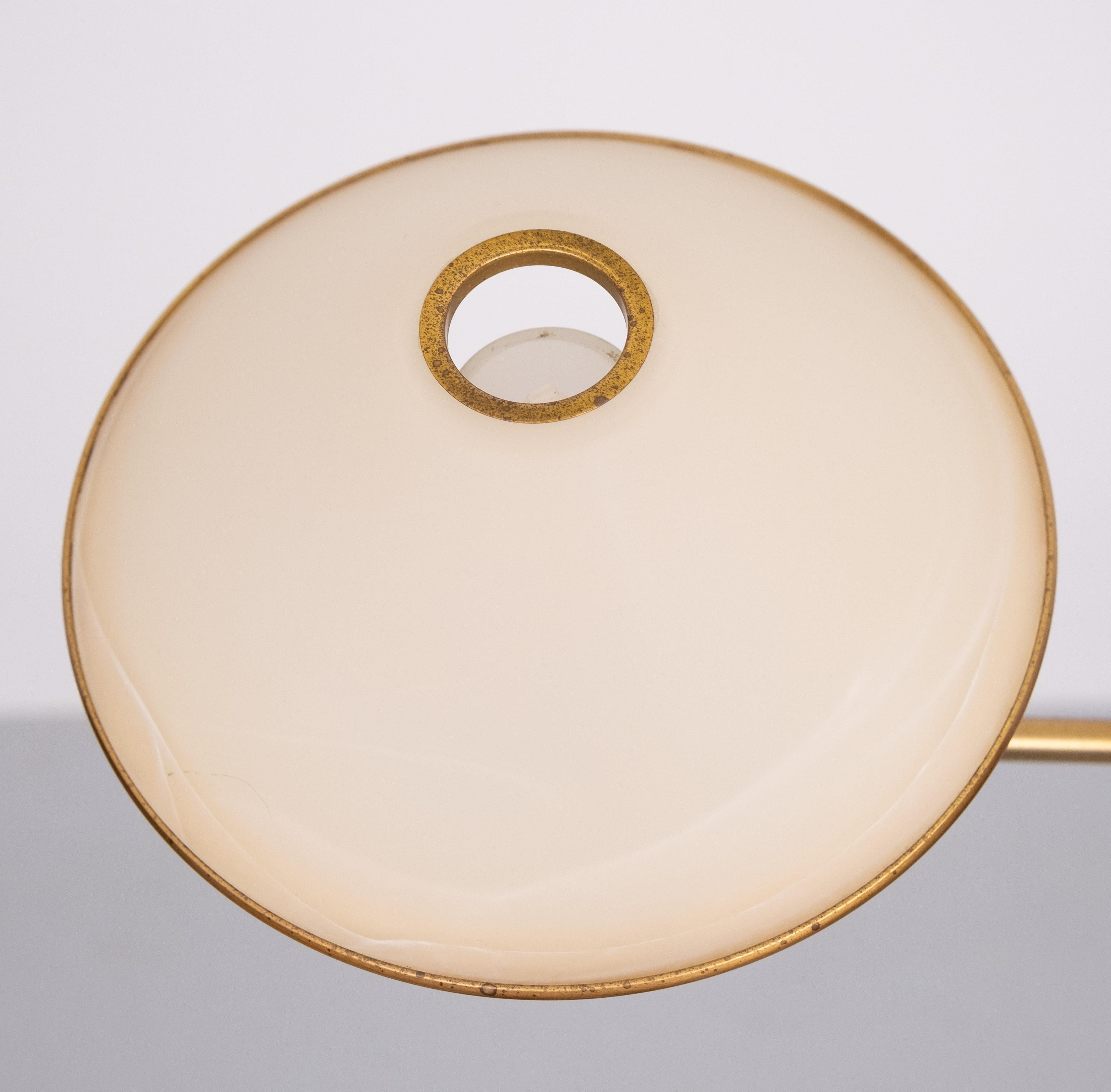 Lampadaire à bras pivotant en laiton Abat-jour halogène en albâtre  Holtkotter Allemagne en vente 2