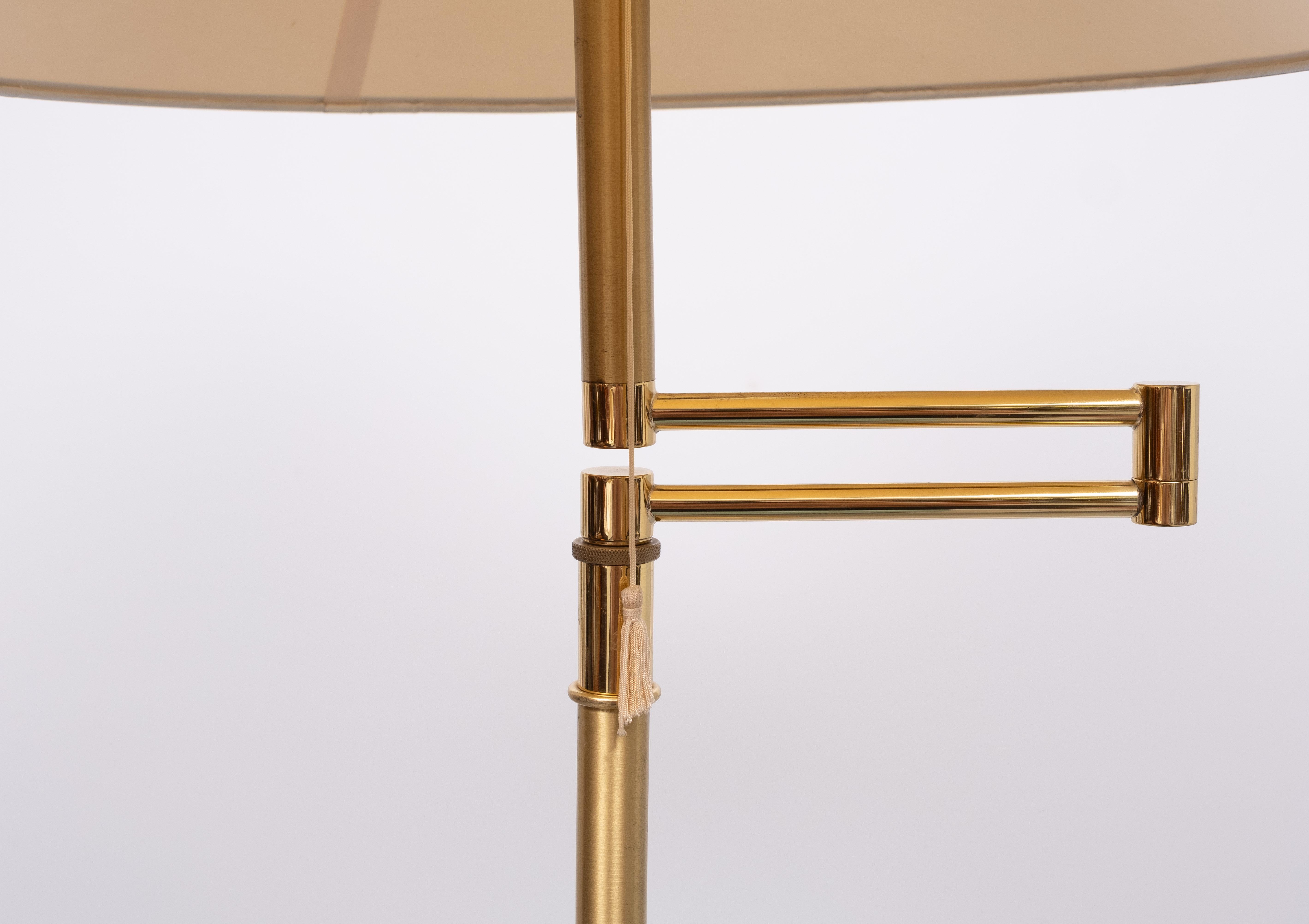 Très beau lampadaire à bras pivotant en laiton. 1970 une grande ampoule E27 
nécessaire .interrupteur à tirette . Bon état . Abat-jour inclus. 
réglable en hauteur . 143 cm à 180 cm 
