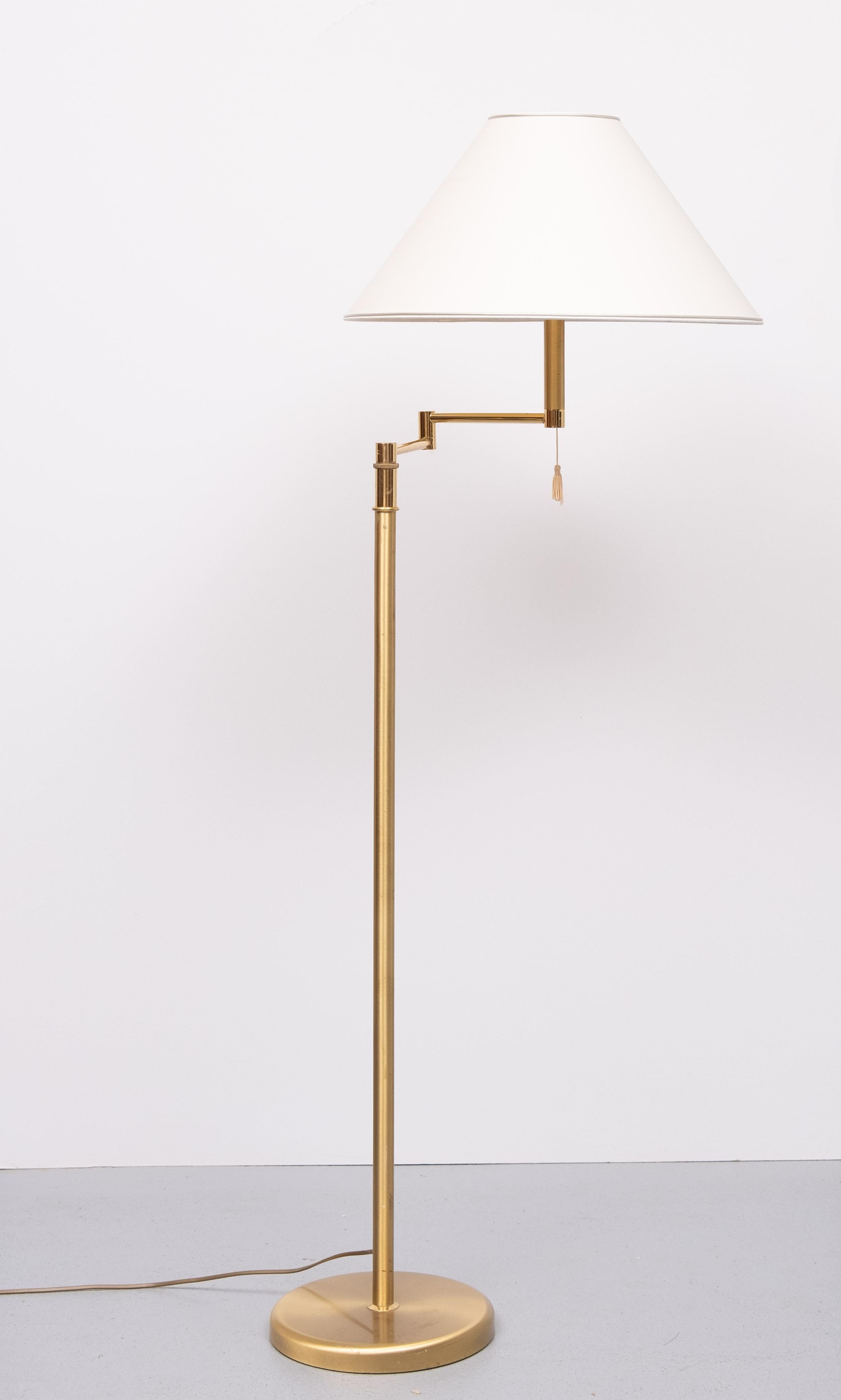Mid-Century Modern Lampadaire à bras oscillant en laiton avec abat-jour 1970 en vente