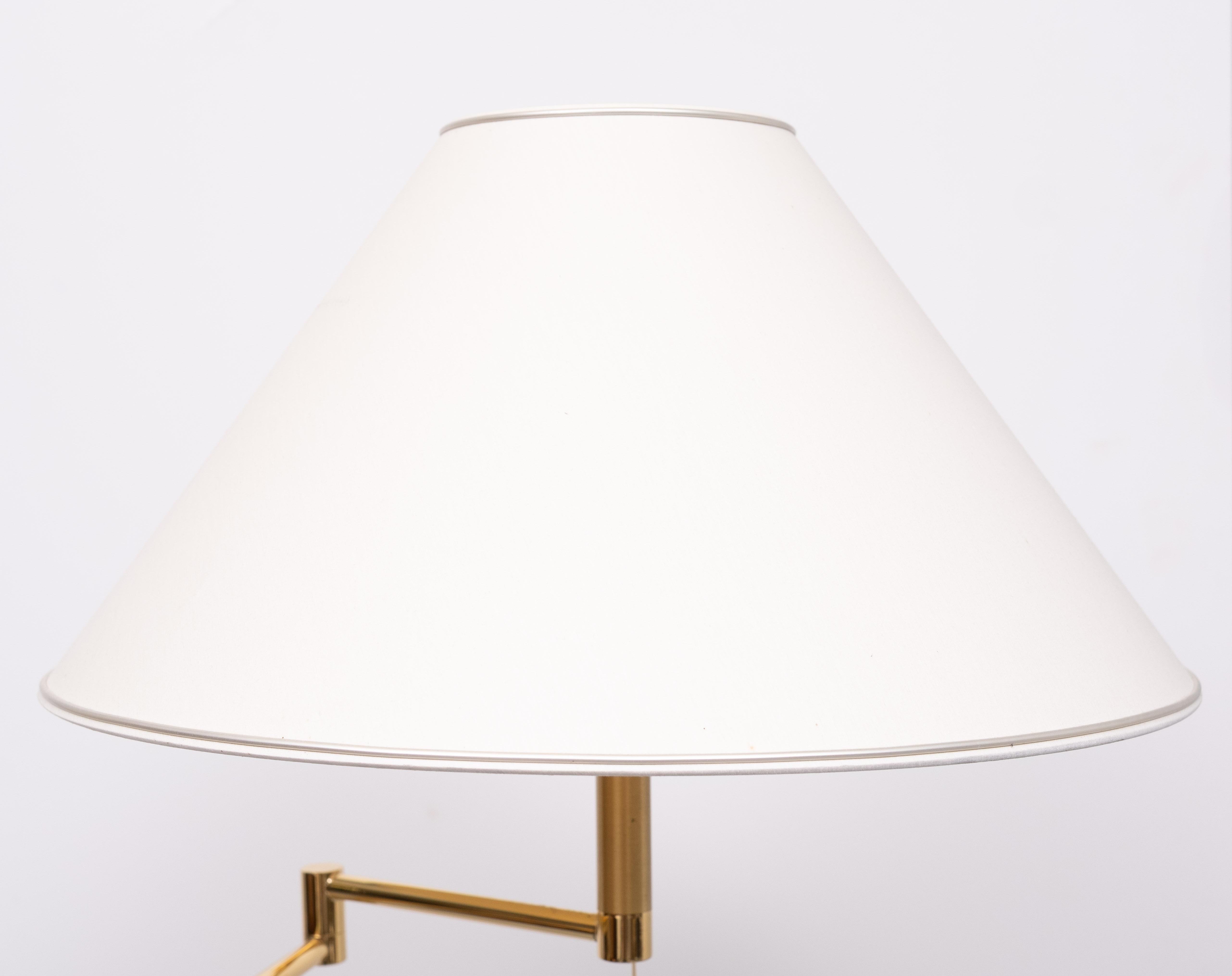 Néerlandais Lampadaire à bras oscillant en laiton avec abat-jour 1970 en vente