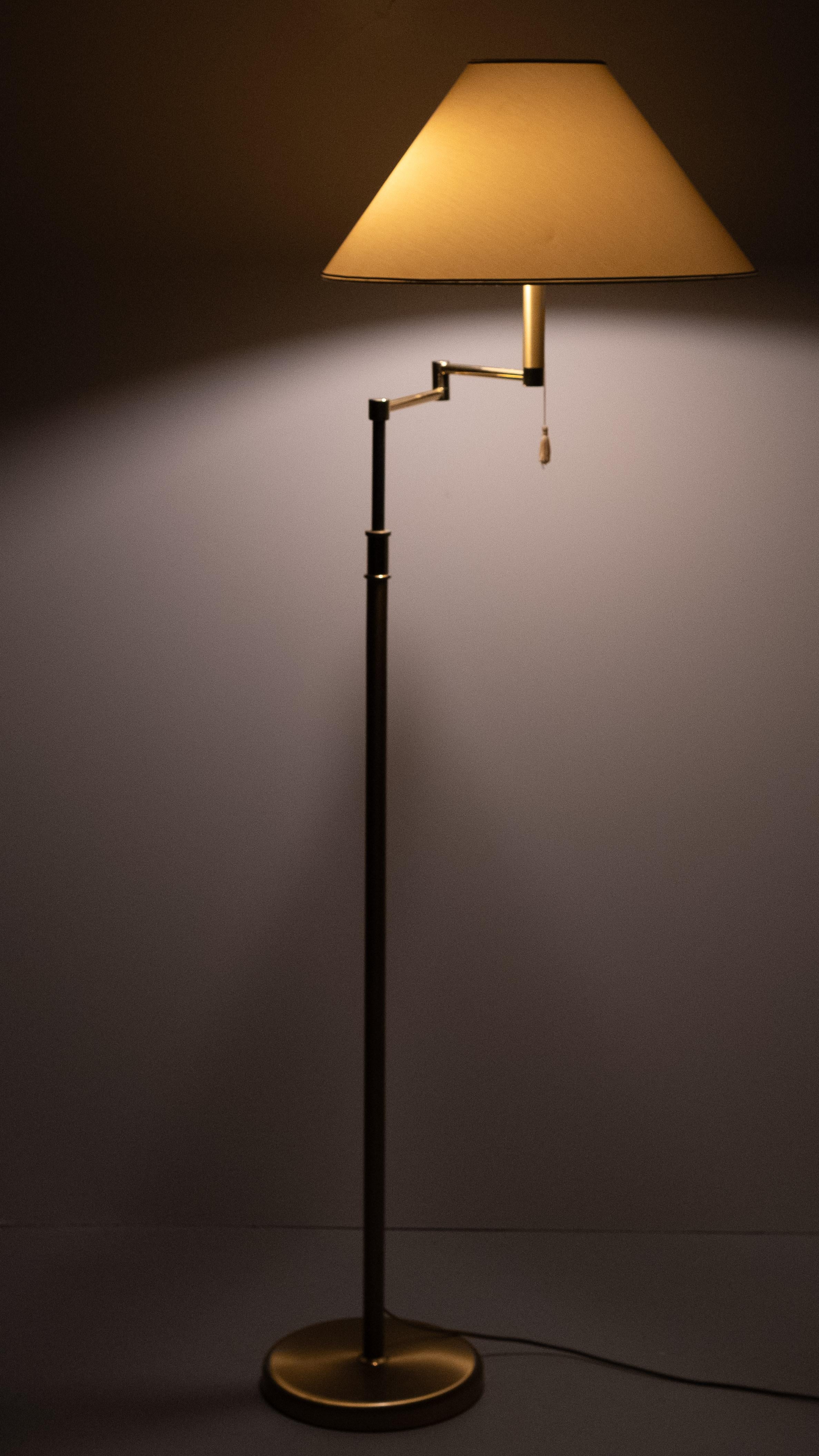 Lampadaire à bras oscillant en laiton avec abat-jour 1970 Bon état - En vente à Den Haag, NL