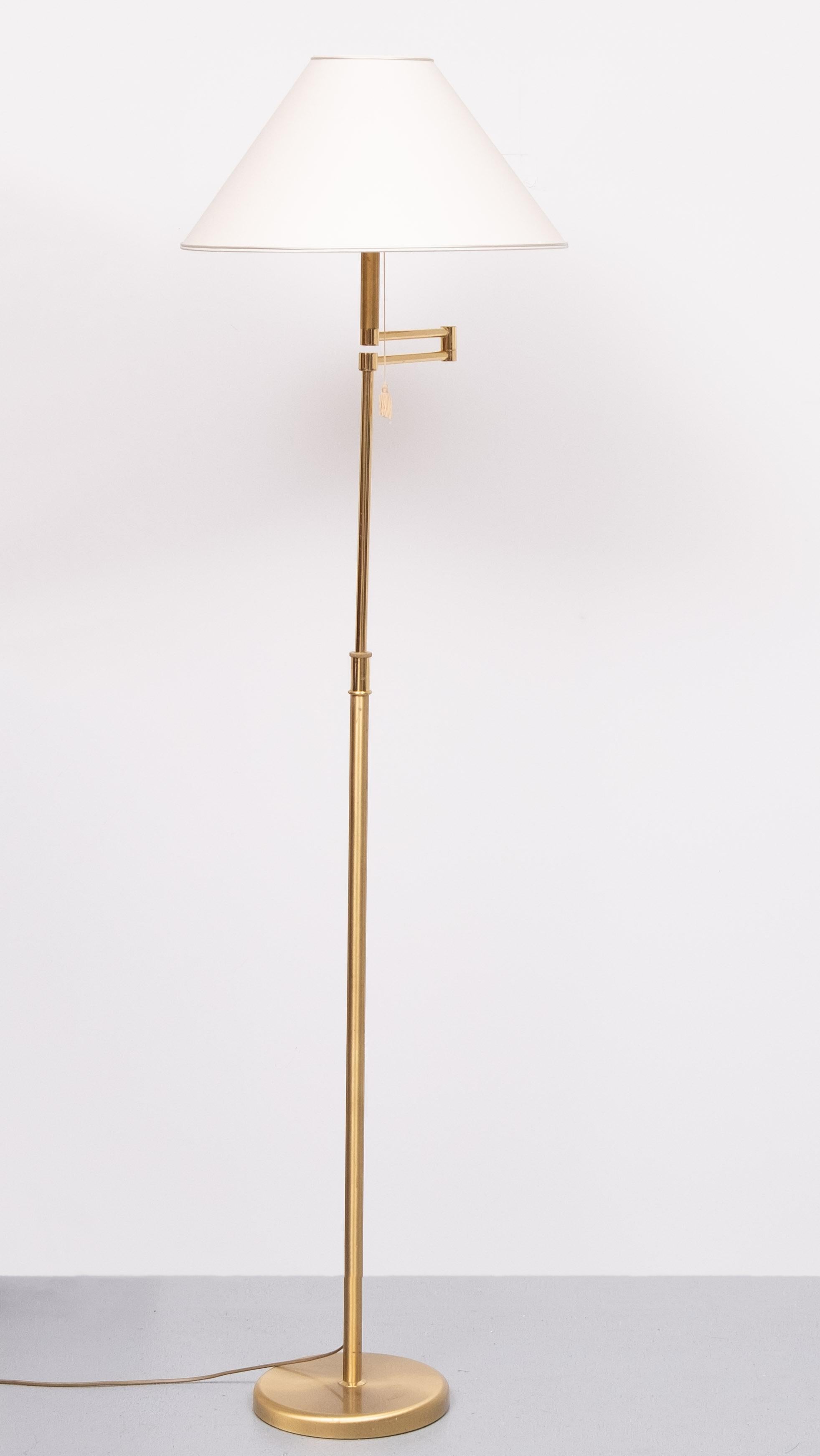 Laiton Lampadaire à bras oscillant en laiton avec abat-jour 1970 en vente