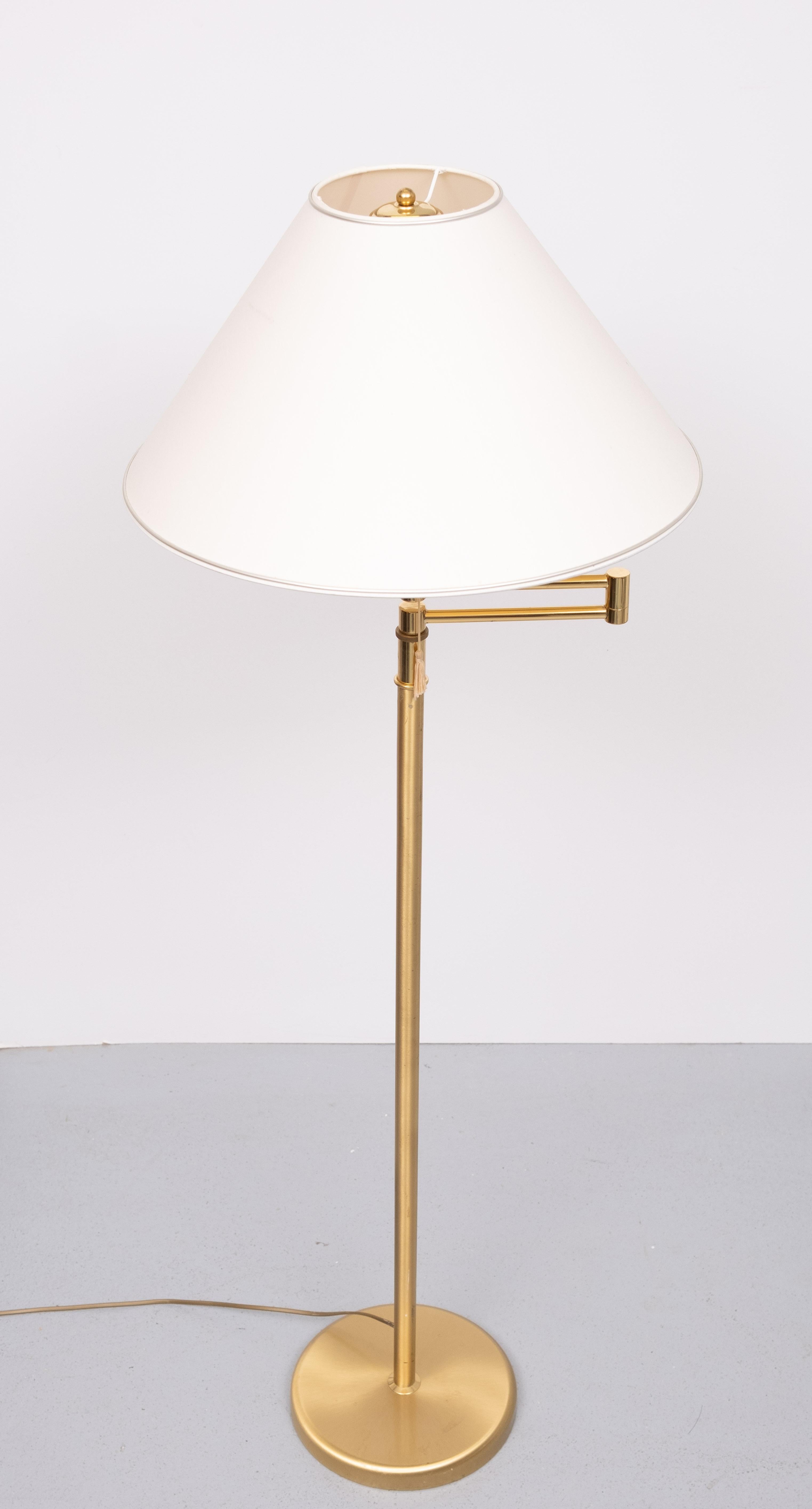 Lampadaire à bras oscillant en laiton avec abat-jour 1970 en vente 1