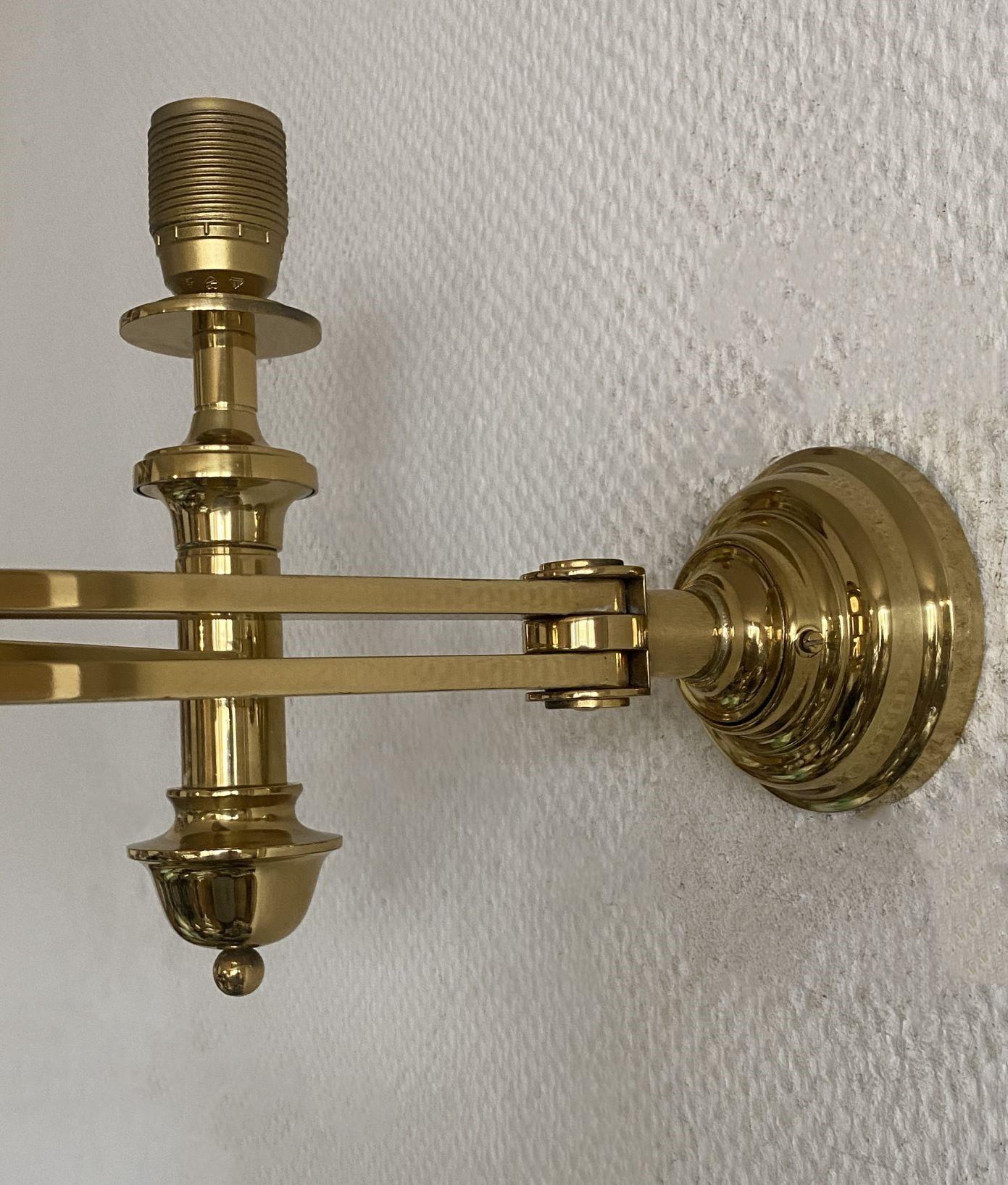 Lámpara de pared con brazo articulado de latón, años 60 en venta 4