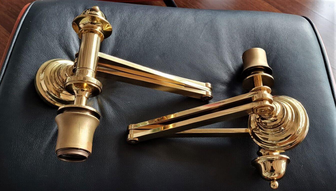 Lámpara de pared con brazo articulado de latón, años 60 en venta 5