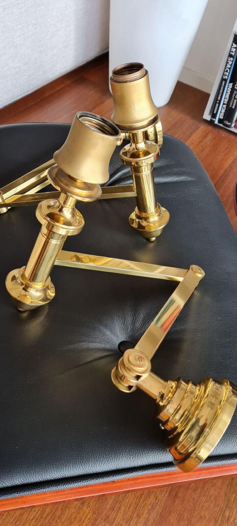 Lámpara de pared con brazo articulado de latón, años 60 en venta 7