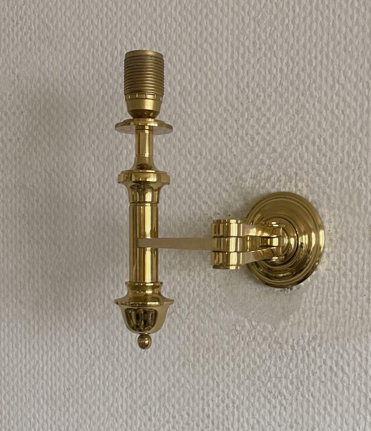 Lámpara de pared con brazo articulado de latón, años 60 en venta 1