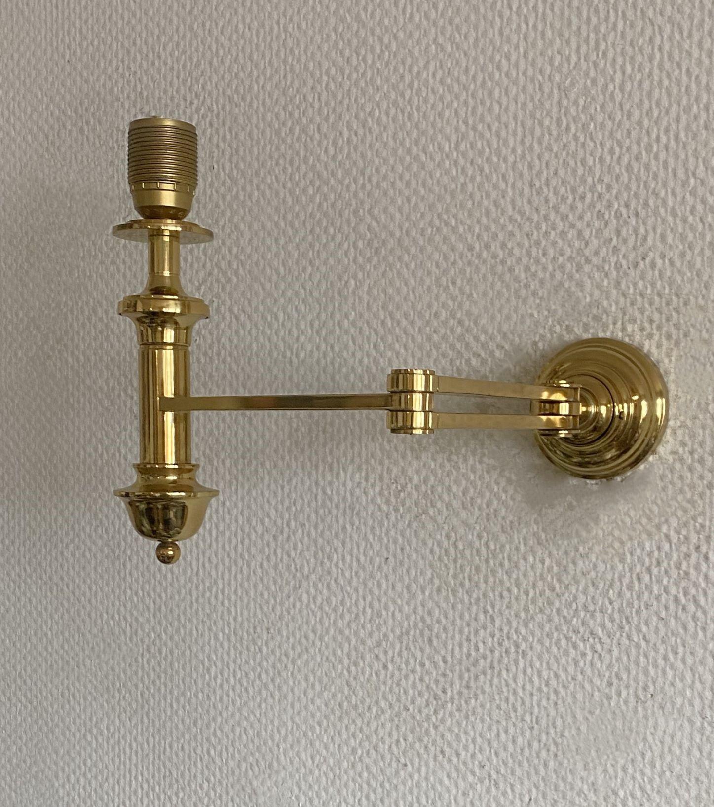 Lámpara de pared con brazo articulado de latón, años 60 en venta 2