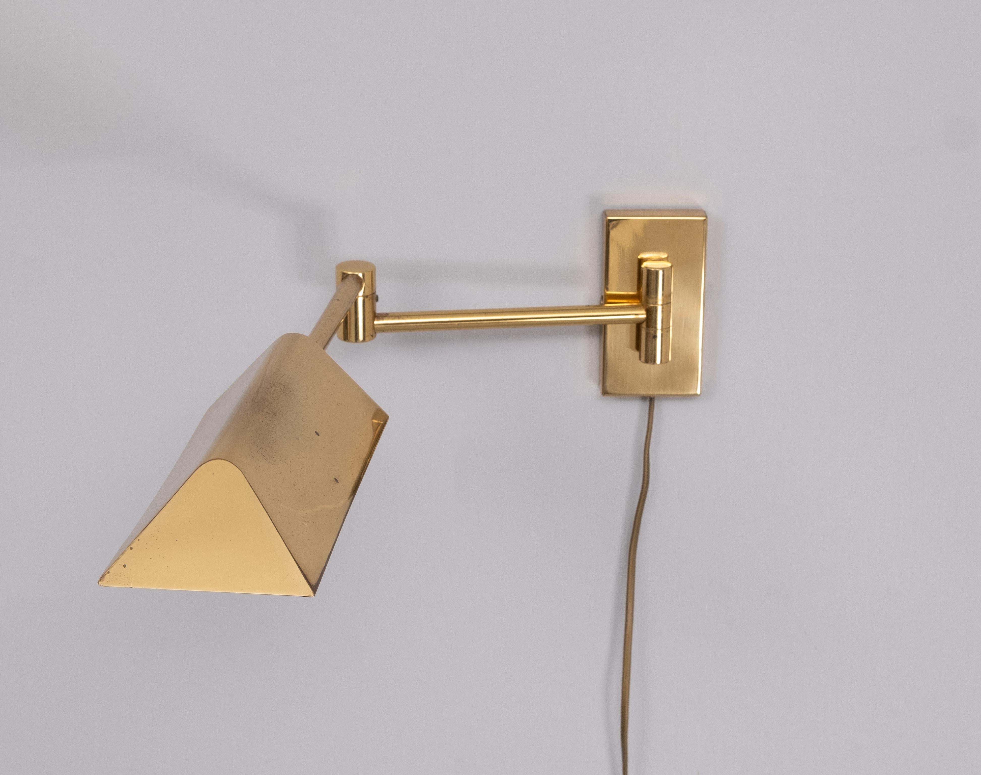 Very nice and rare Brass swing arm wall lamp . good quality 
one large E27 bulb needed . superb patine . 