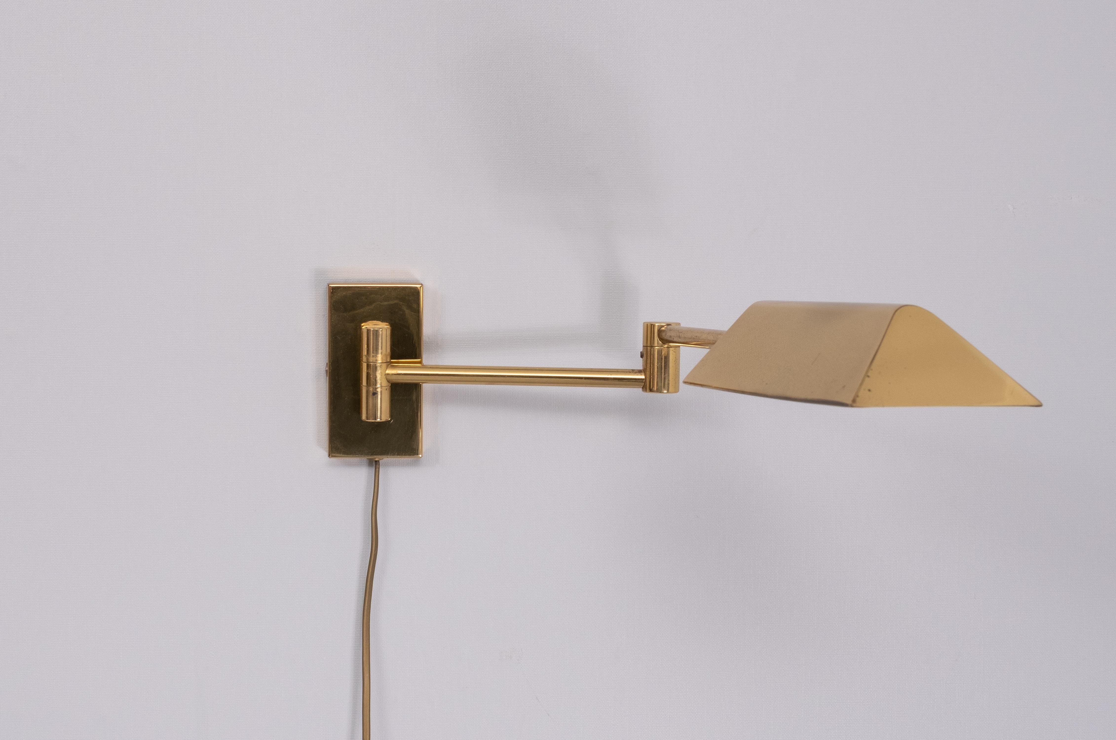 Tedesco Braccio oscillante in ottone Lampada da parete  Germania anni '70  in vendita