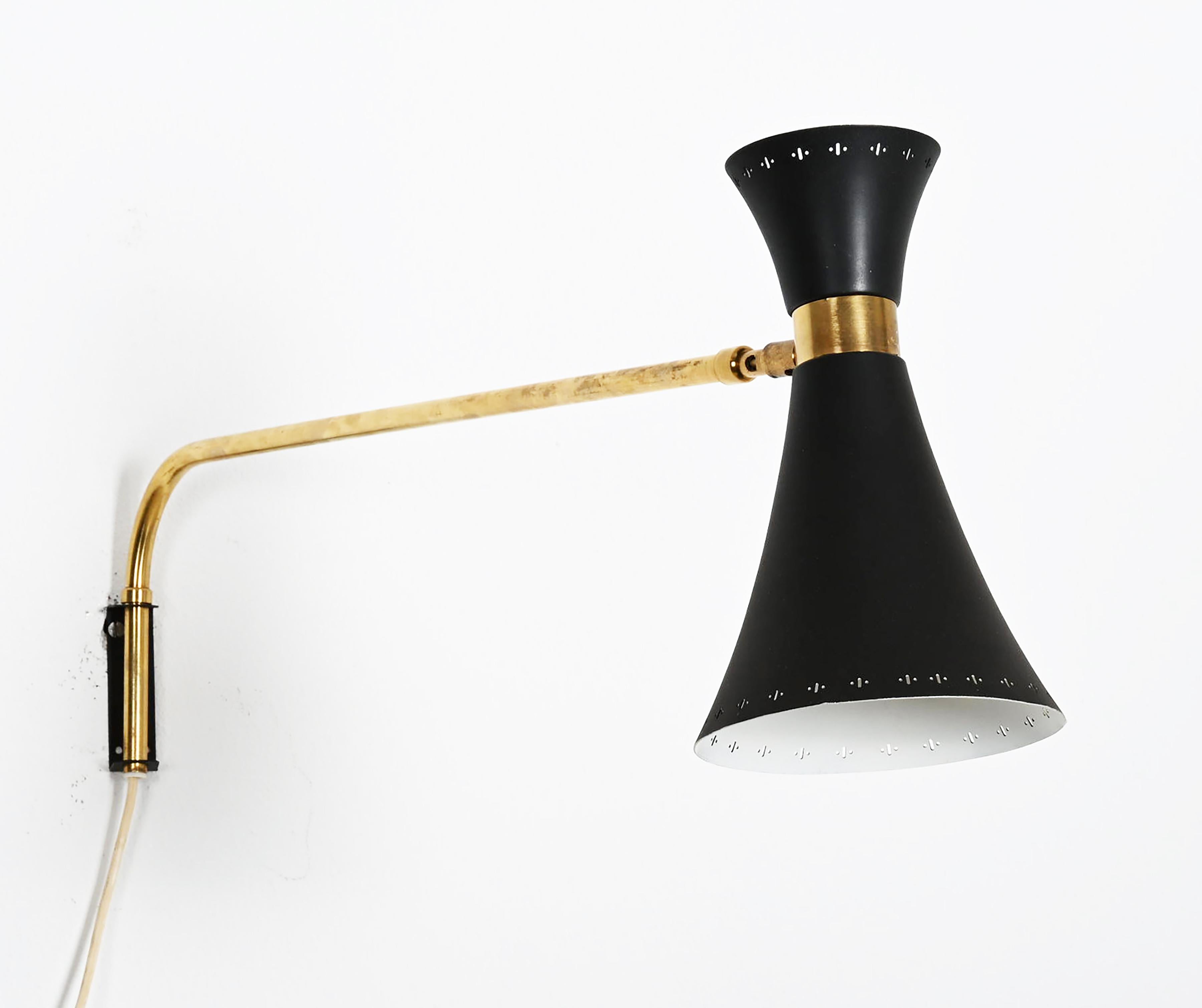 Swedish telescopic arm/extendable and black painted aluminum shade fitted with one E27 socket. New electric