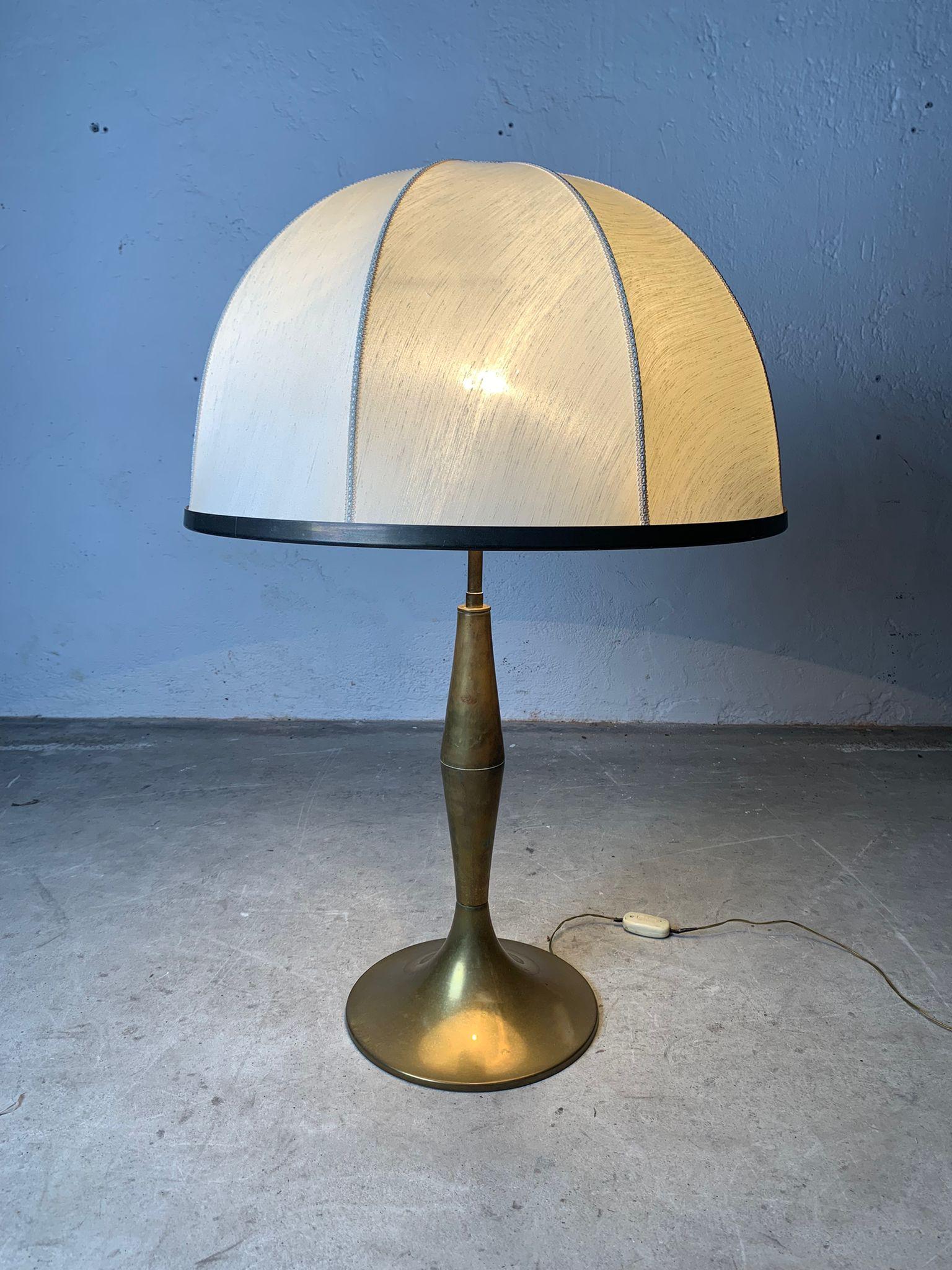 Mid-Century moderno Brass table lamp and fabric lampshade, 1950s, italy. in vendita