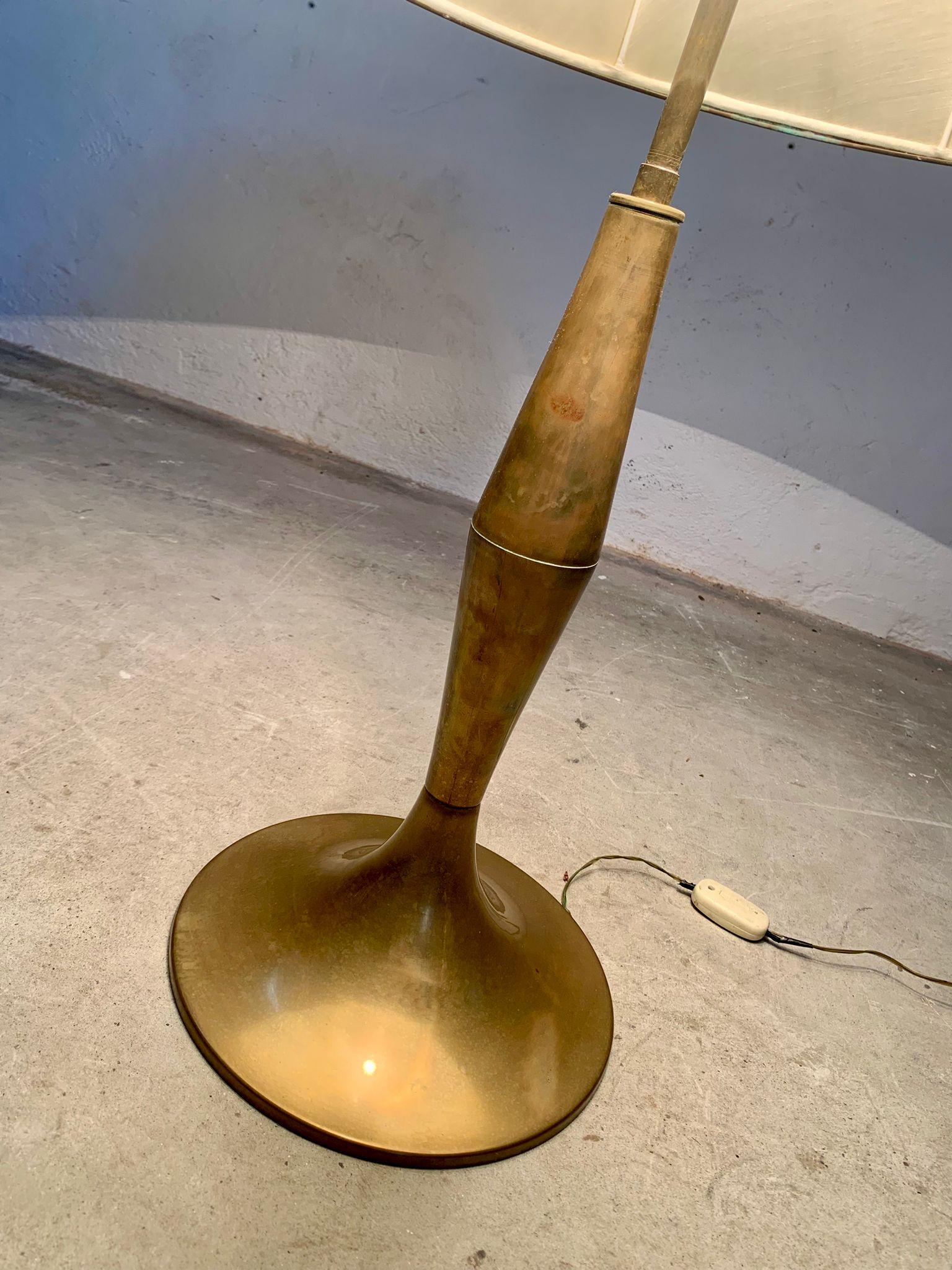 Mid-20th Century Brass table lamp and fabric lampshade, 1950s, italy. in vendita