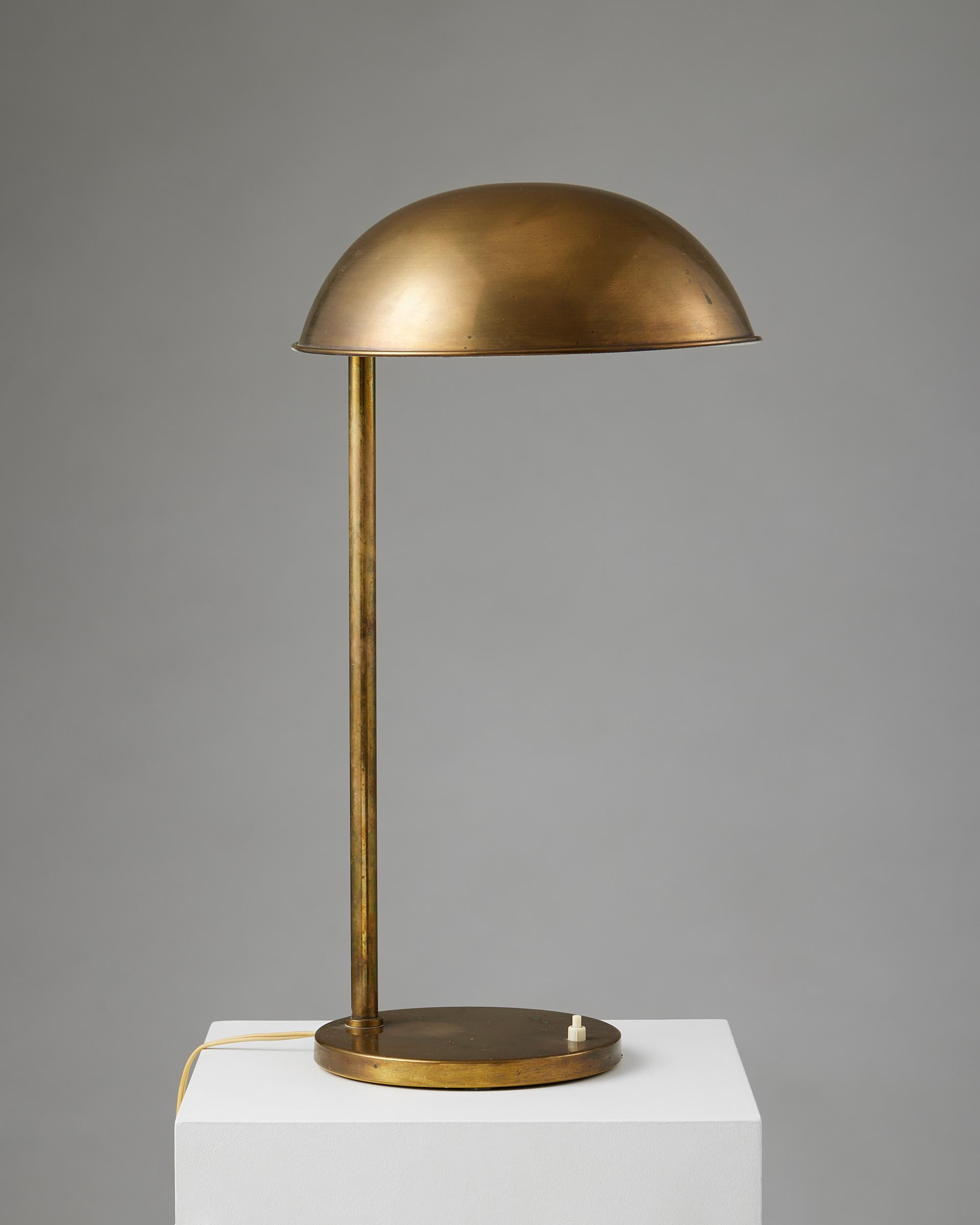 Table lamp, anonymous,
Denmark, 1960s.

Brass.

H: 61 cm
Base diameter: 21.5 cm
Shade diameter: 31 cm