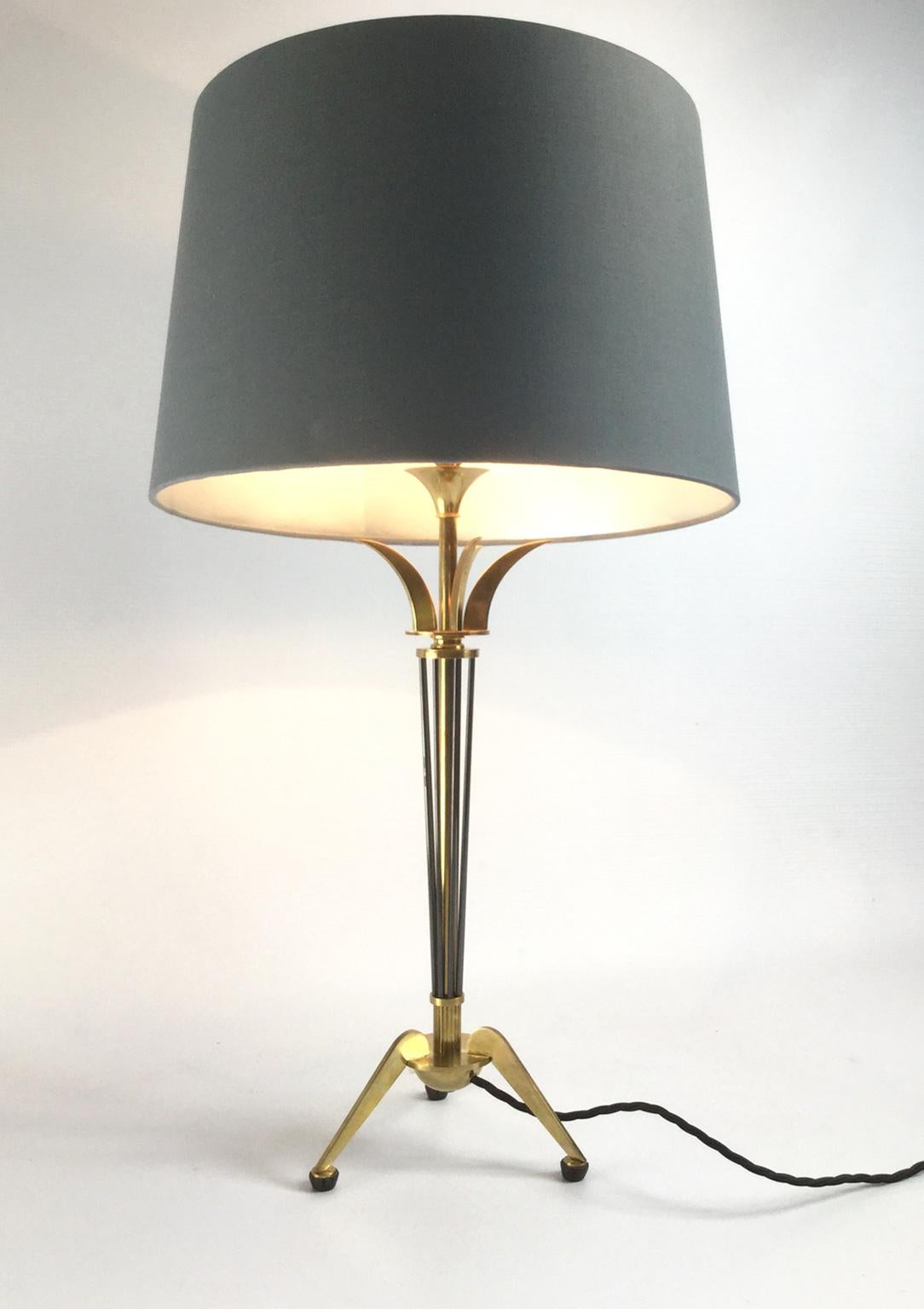 1950s table lamp attributed to Maison Jansen with a golden brass finish and gun barrel patina.
Rewired with black cotton-insulated cable
Dimensions:
71cm high with the shade (40cm diameter)
52cm high without shade
19cm depth floor base.
  