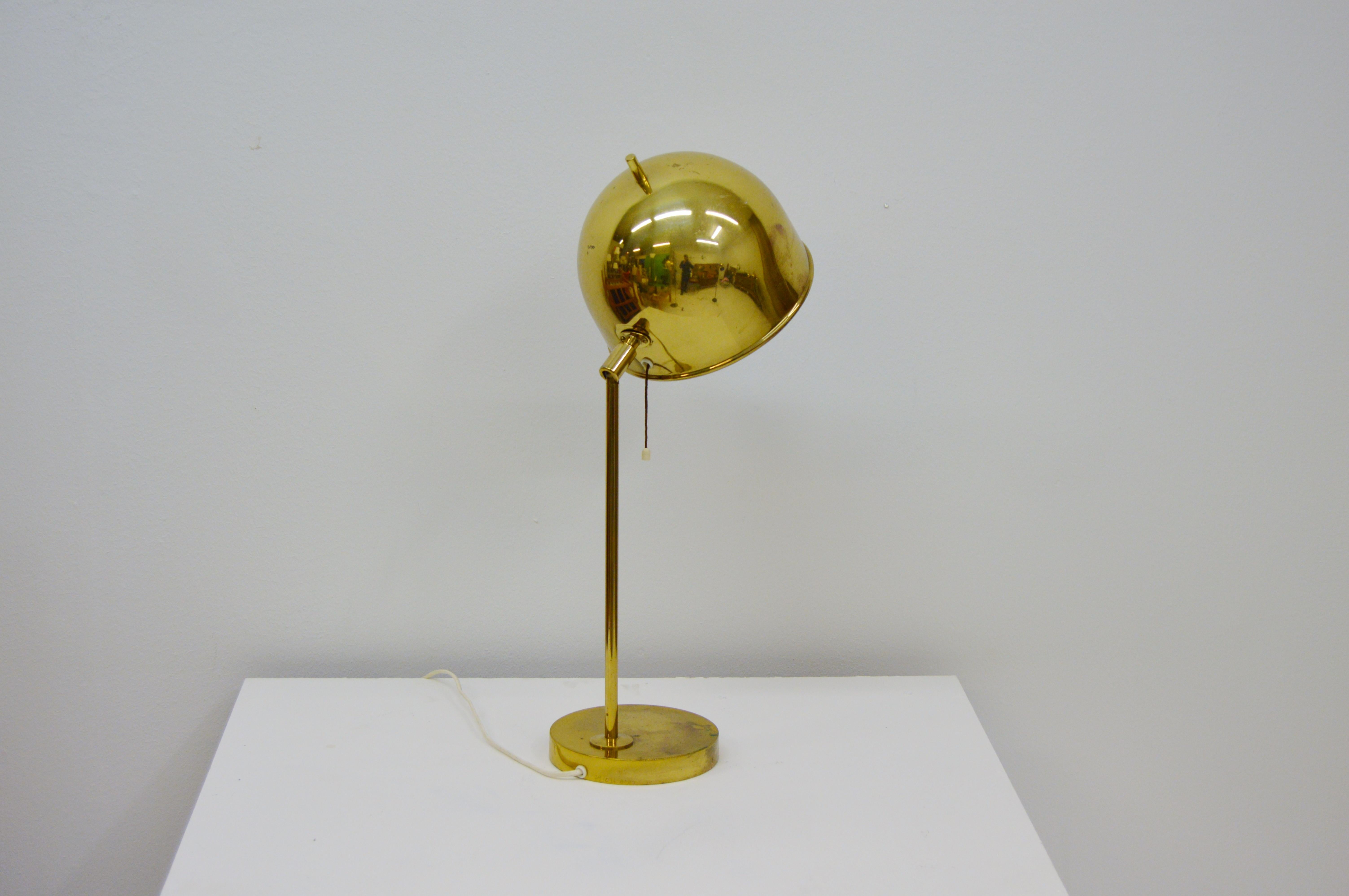 Nice table lamp in brass produced by Bergboms in the 1960s. 
Some annelings and patina, we have not polished the surface.