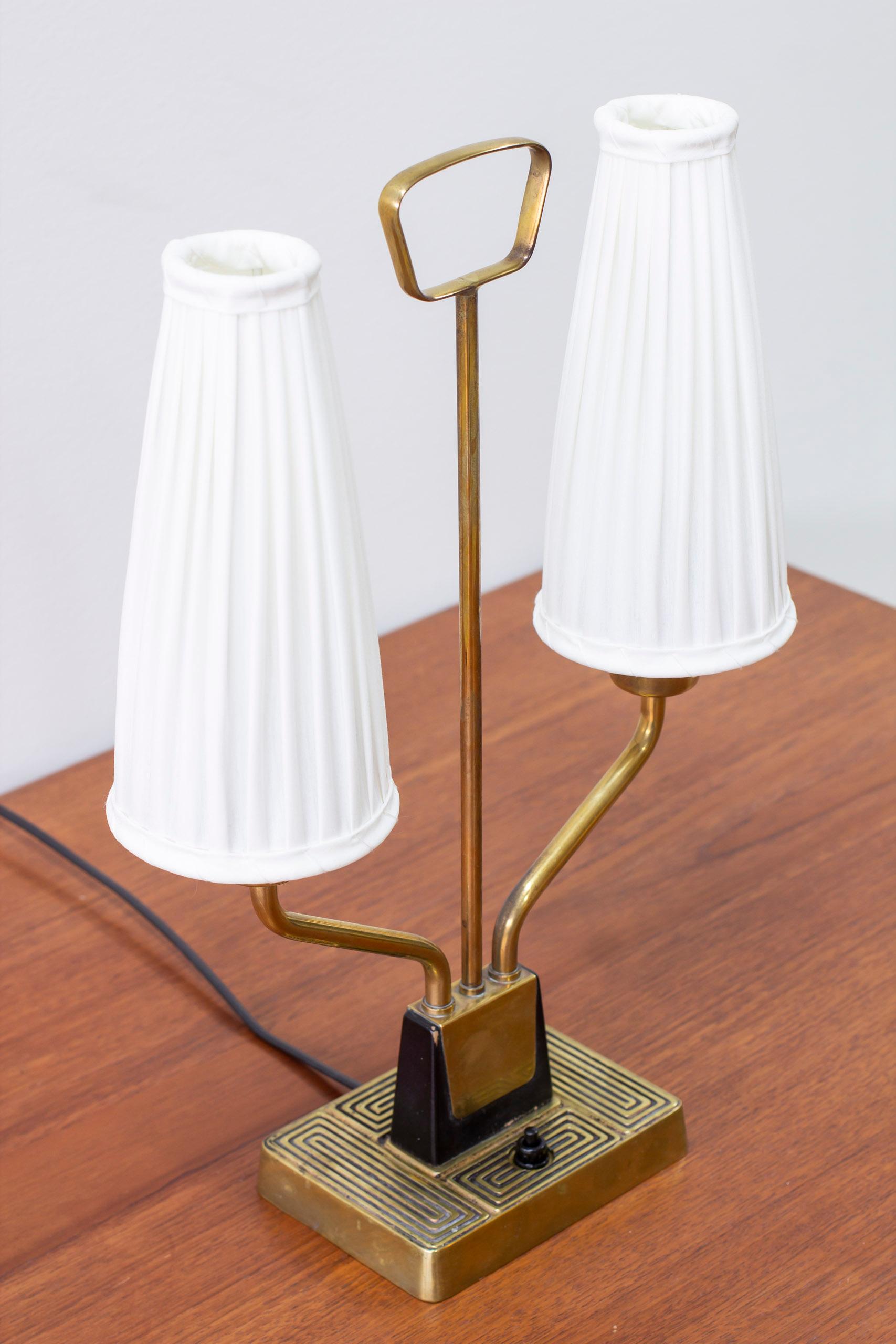 Scandinave moderne Lampe de table en laiton par ASEA Belysning, Suède, années 1950 en vente