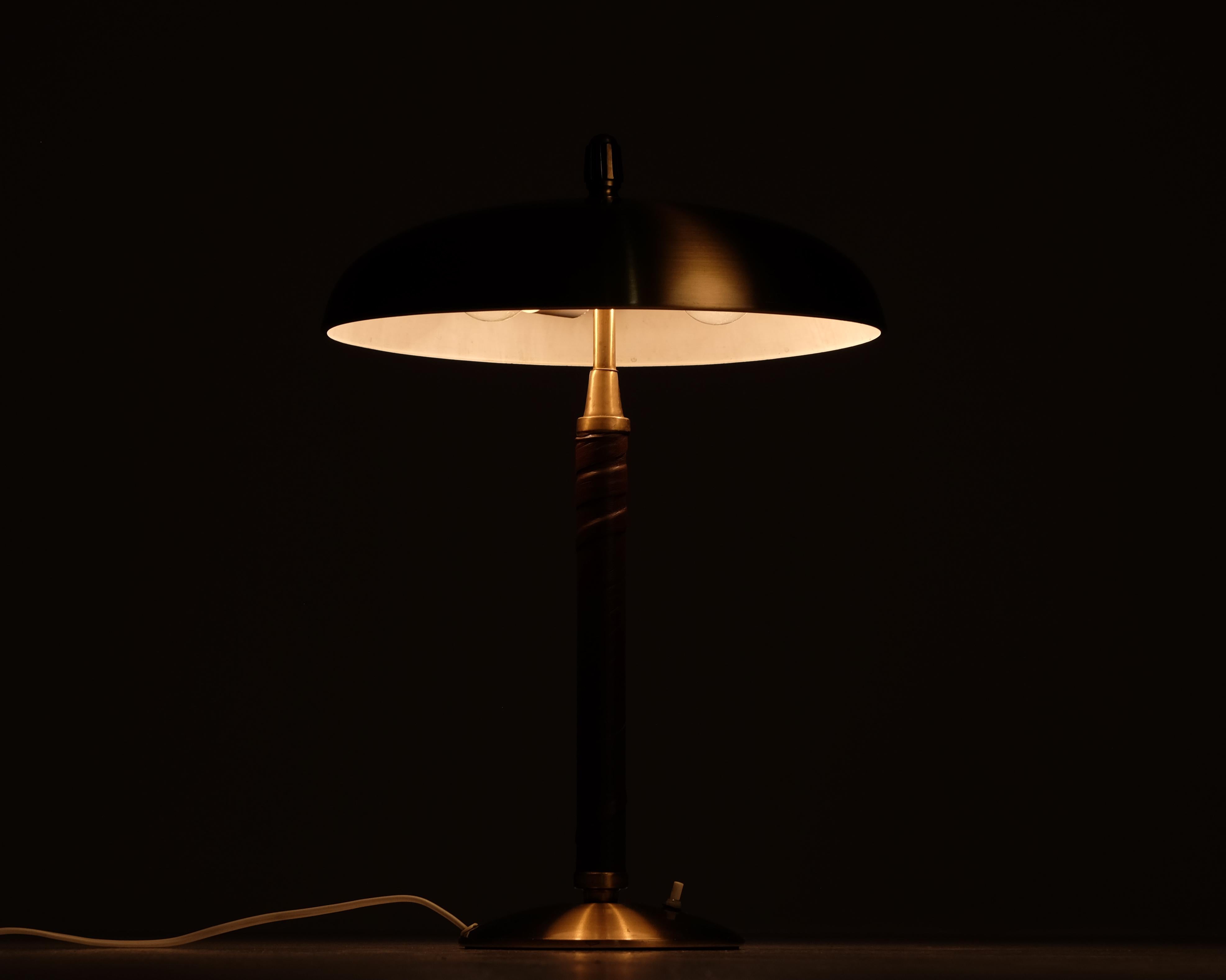 Scandinave moderne Lampe de table en laiton par Einar Bäckström Modèle 5013, Suède, années 1950 en vente