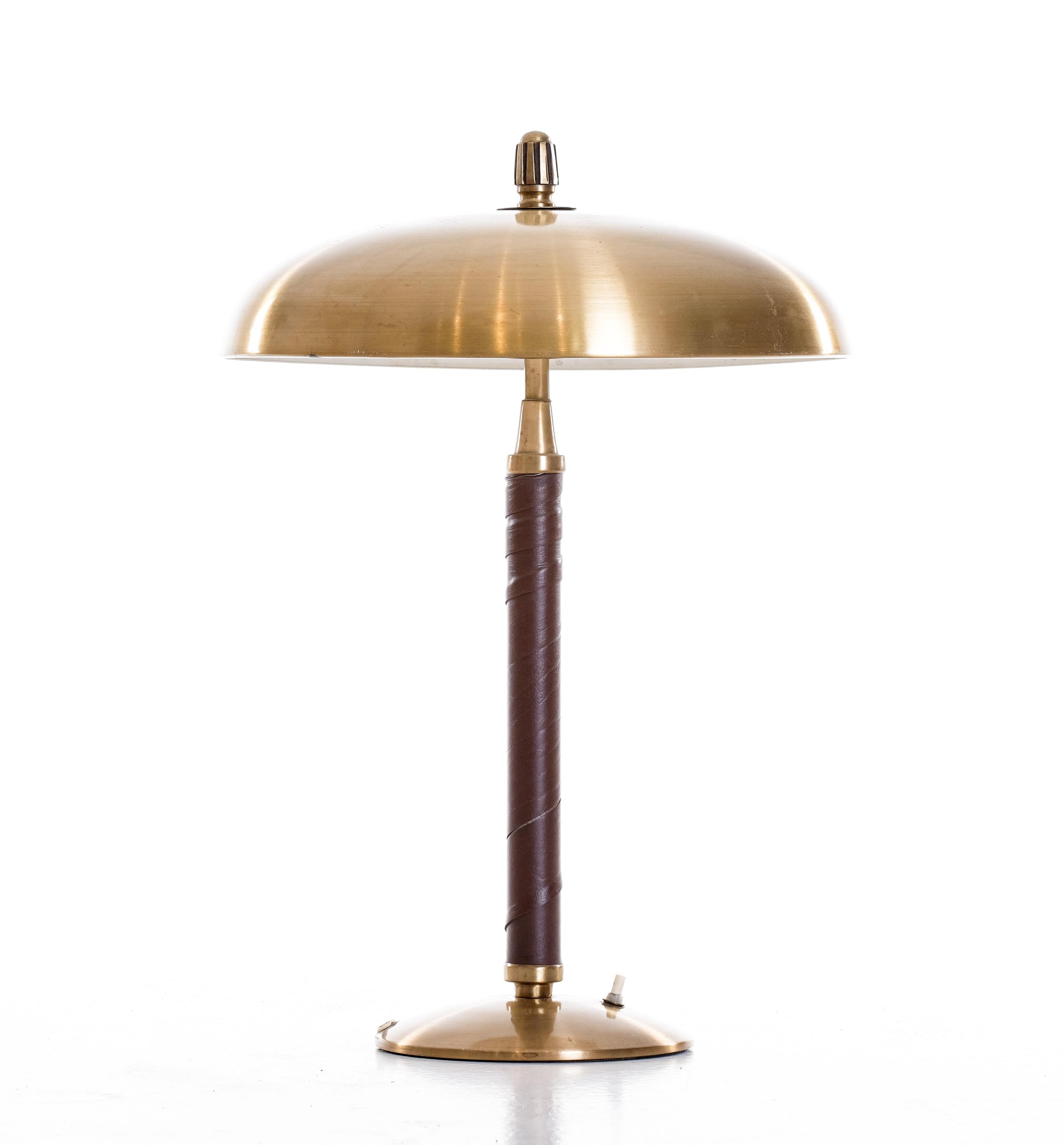 Scandinavian Modern Brass Table Lamp by Einar Bäckström Model 5013, Sweden, 1950s For Sale