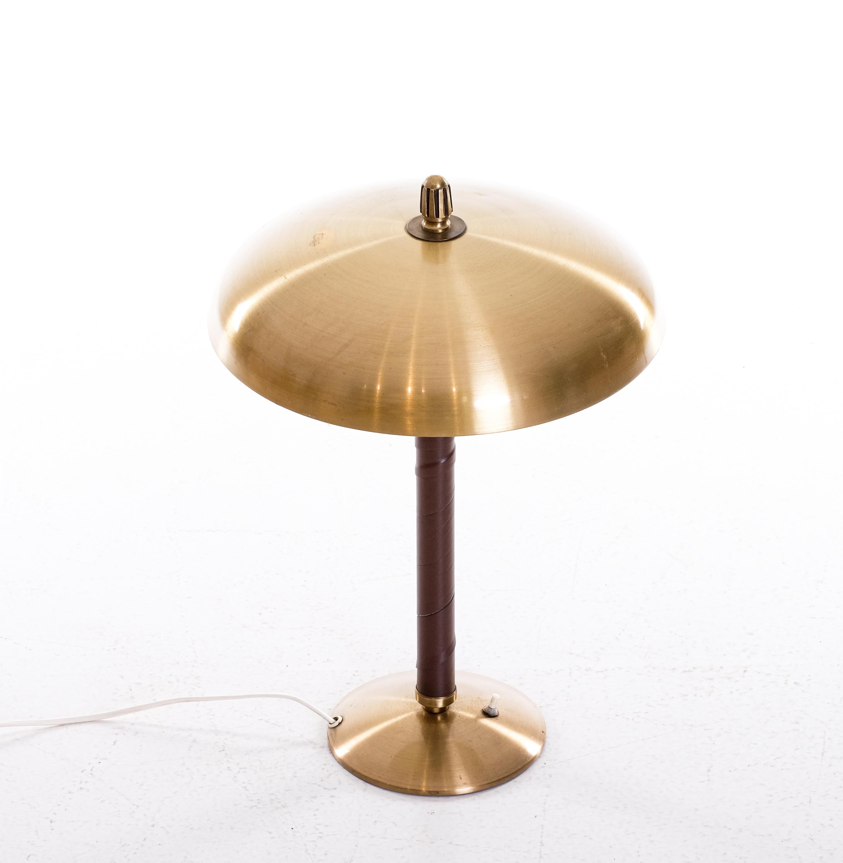 Milieu du XXe siècle Lampe de table en laiton par Einar Bäckström Modèle 5013, Suède, années 1950 en vente