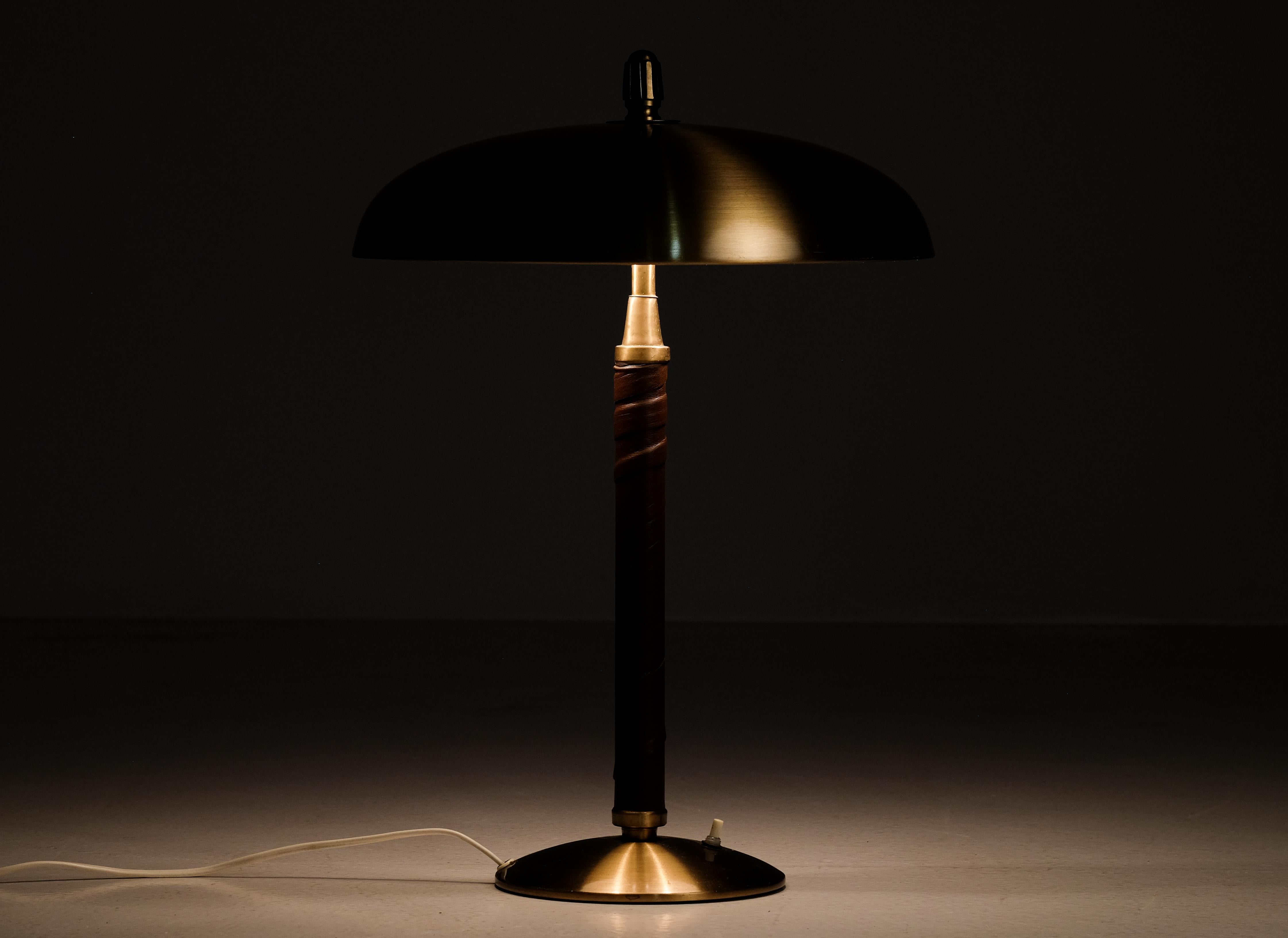 Laiton Lampe de table en laiton par Einar Bäckström Modèle 5013, Suède, années 1950 en vente