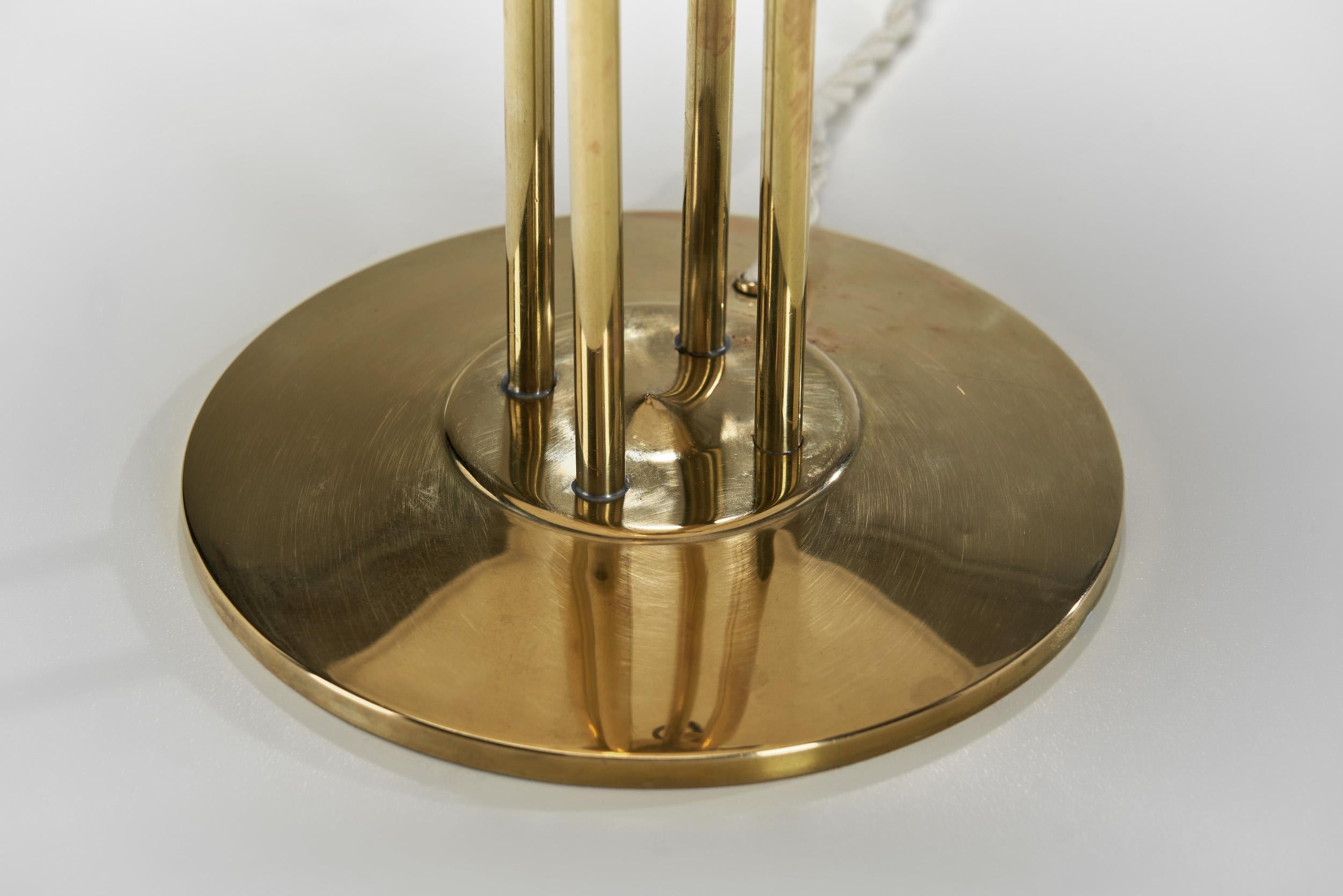 Lámpara de mesa de latón de Eino Schroderus, Finlandia Primera mitad del siglo XX en venta 9