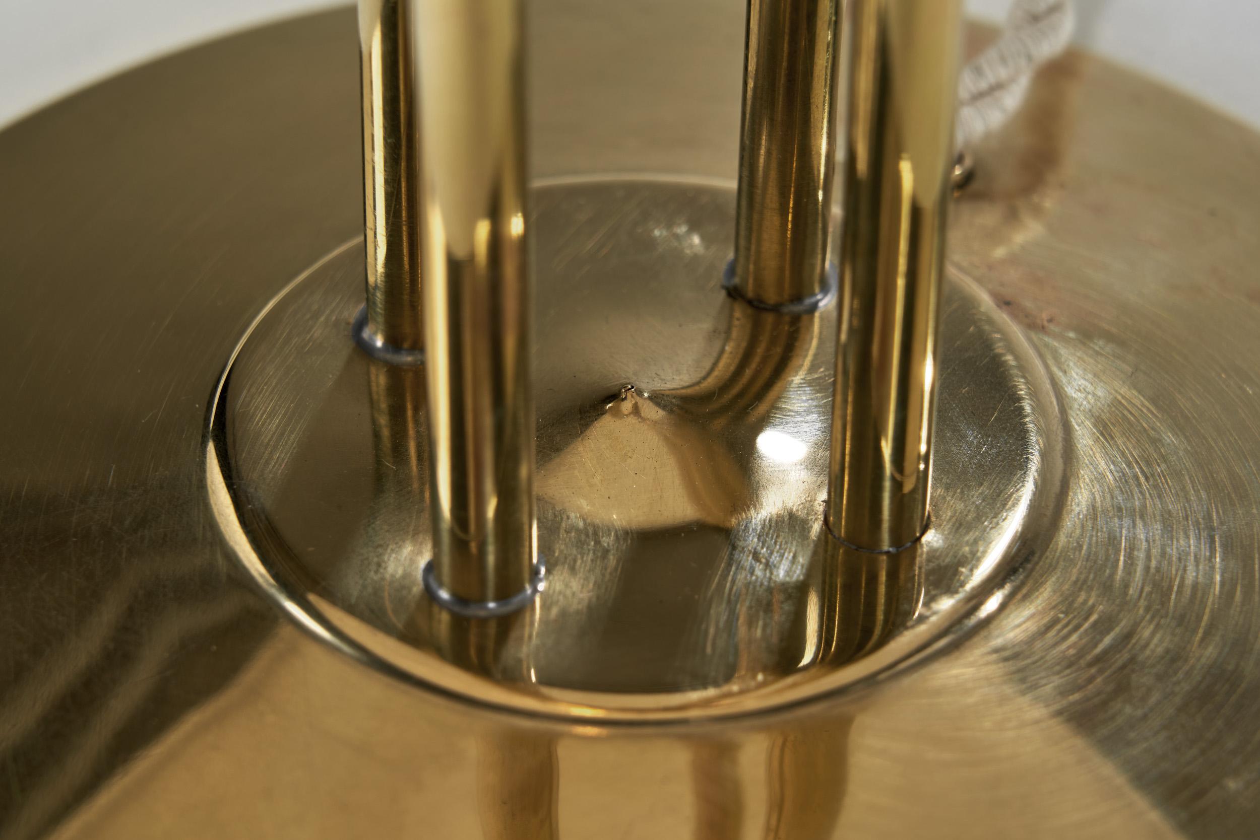 Lámpara de mesa de latón de Eino Schroderus, Finlandia Primera mitad del siglo XX en venta 10