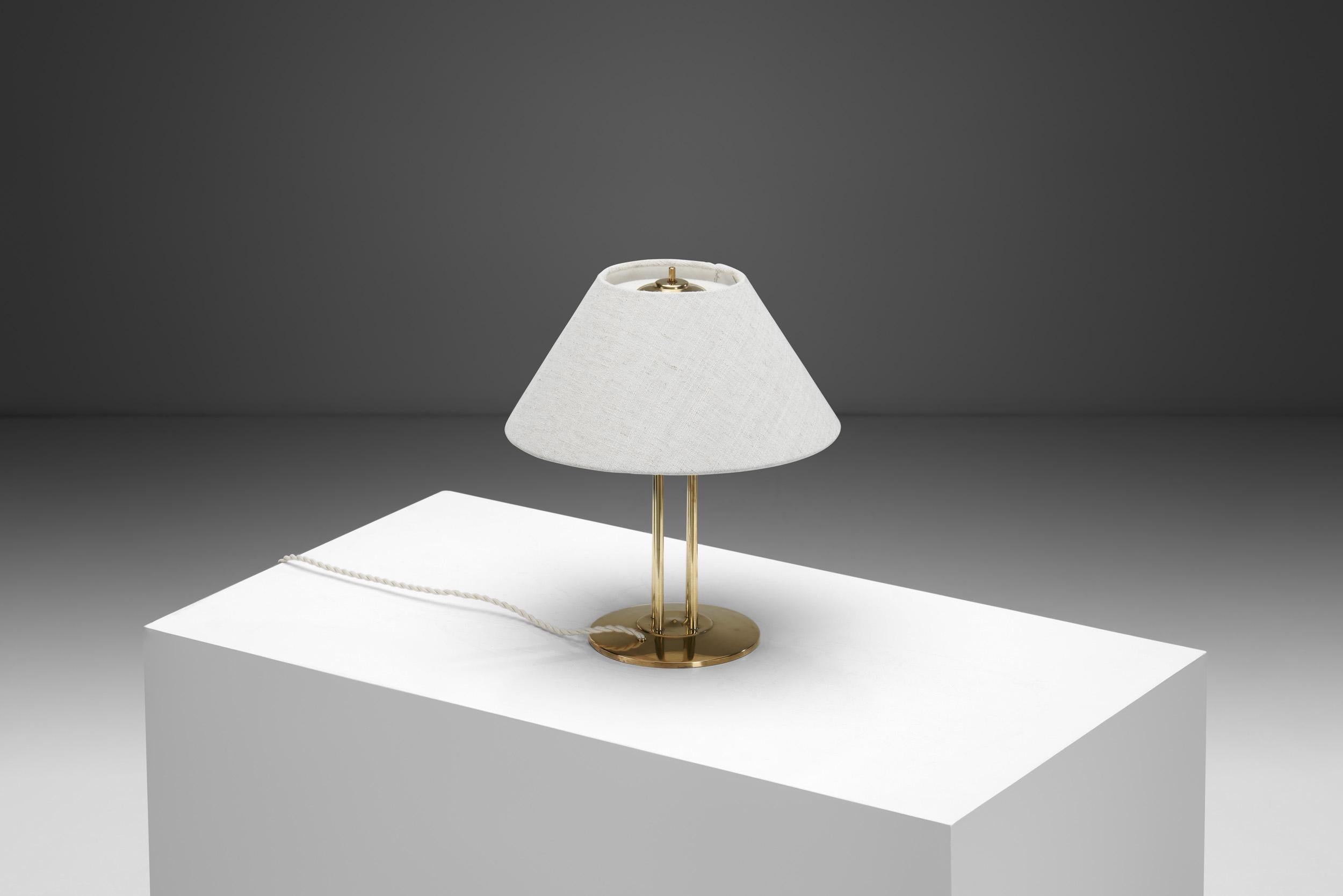 Lámpara de mesa de latón de Eino Schroderus, Finlandia Primera mitad del siglo XX en venta 1