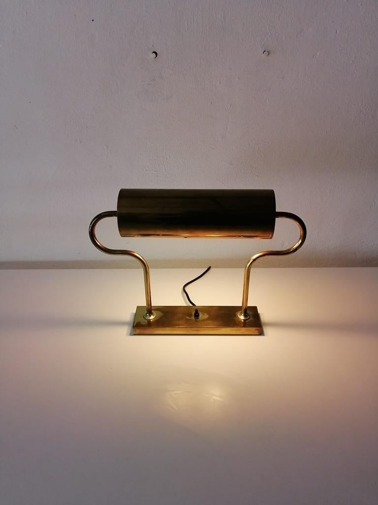 Lámpara de mesa regulable de latón macizo de Florian Schulz, años 70, Alemania.

Un diseño muy raro y excepcional.

Latón completo estilo Art Déco.

Cable y enchufe originales.
Enciende/apaga la base. 
Esta lámpara es adecuada para la toma