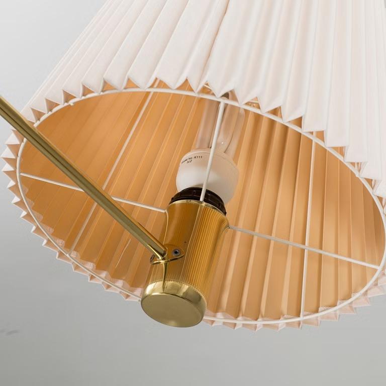 Scandinave moderne Lampe de table en laiton de Hans-Agne Jakobsson avec abat-jour plissé - Suède années 1960 en vente