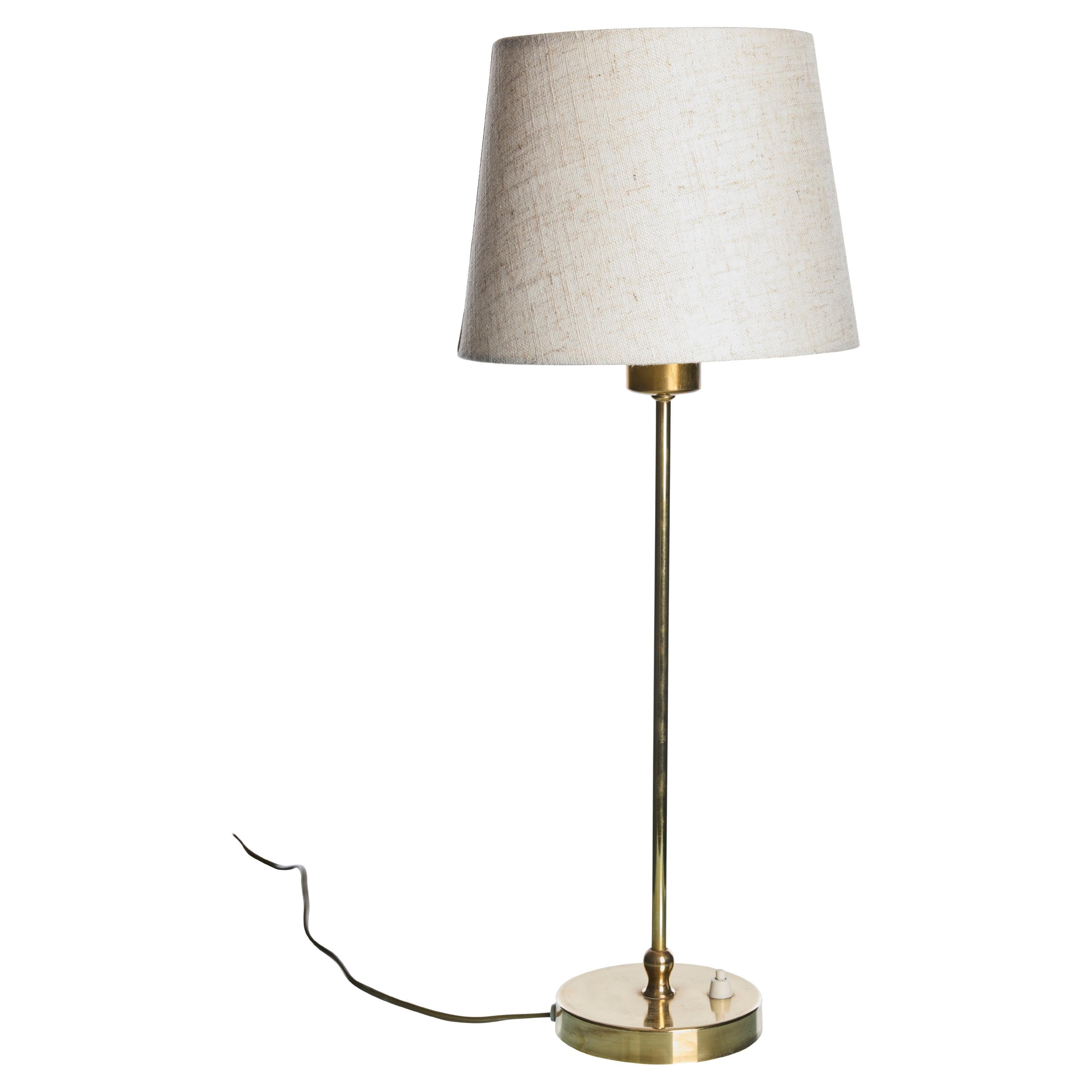Esta lámpara de sobremesa, ideal para distintos ambientes, desde un salón señorial hasta un despacho elegante, no sólo sirve como solución de iluminación funcional, sino también como testimonio de un gusto exquisito. Sus líneas limpias y su acabado