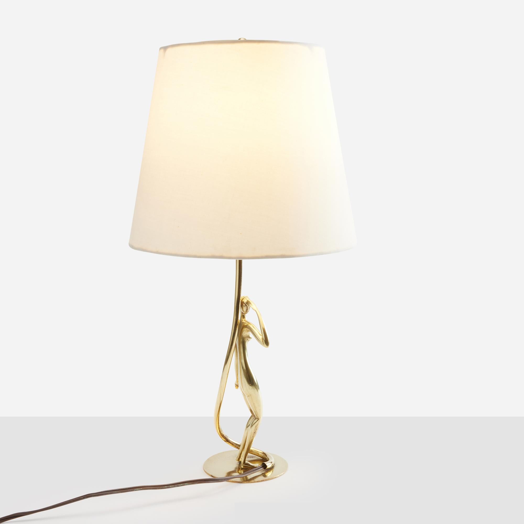Milieu du XXe siècle Lampe de table en laiton de Karl Hagenauer en vente