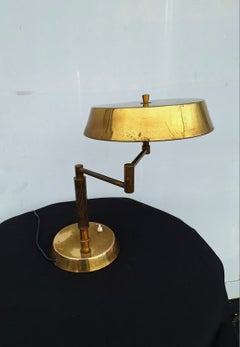 Lampada da tavolo in ottone di Oscar Torlasco per Lumi