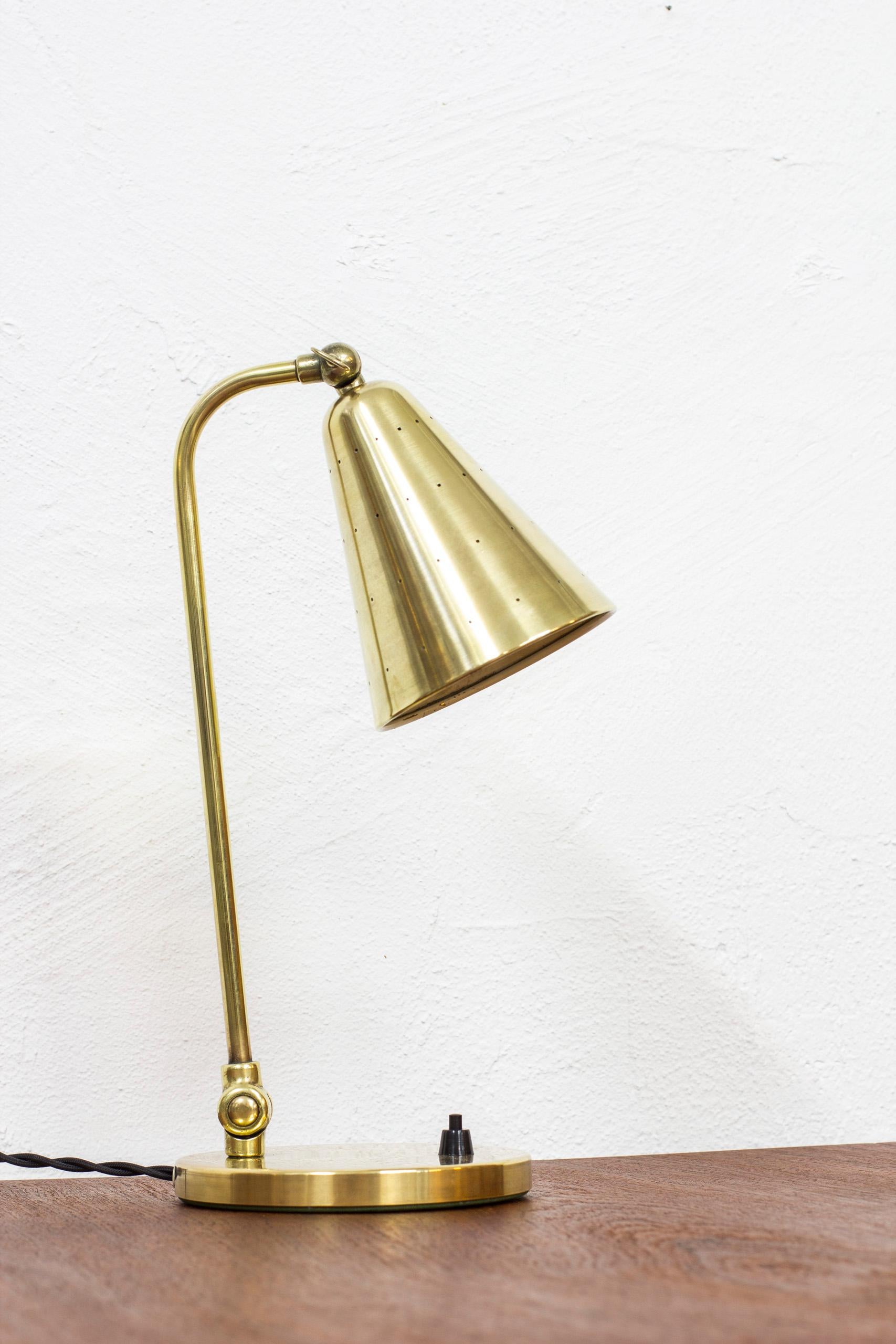 Table lamp designed by Svend Aage Holm Sørensen. Produced by his own company Holm Sørensen & Co in Denmark during the 1950s. Made entirely from solid brass. Light switch on the lamp base in working order. Very good condition with few signs of wear