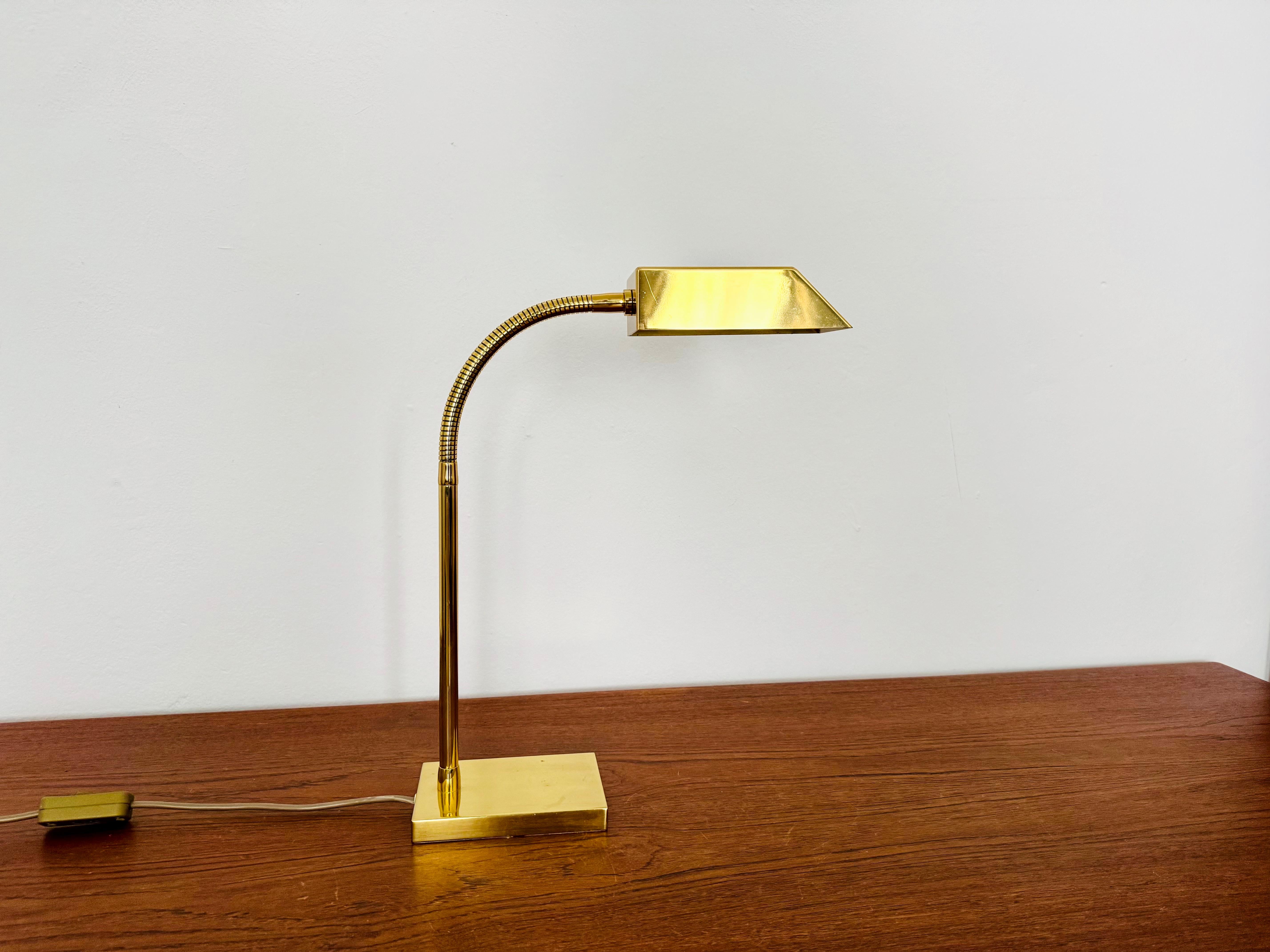 Impresionante lámpara de mesa de latón de los años setenta.
Un diseño excepcionalmente logrado y una artesanía alemana de muy alta calidad.
El cuello flexible permite ajustar la pantalla a voluntad.
También es maravillosa como lámpara de