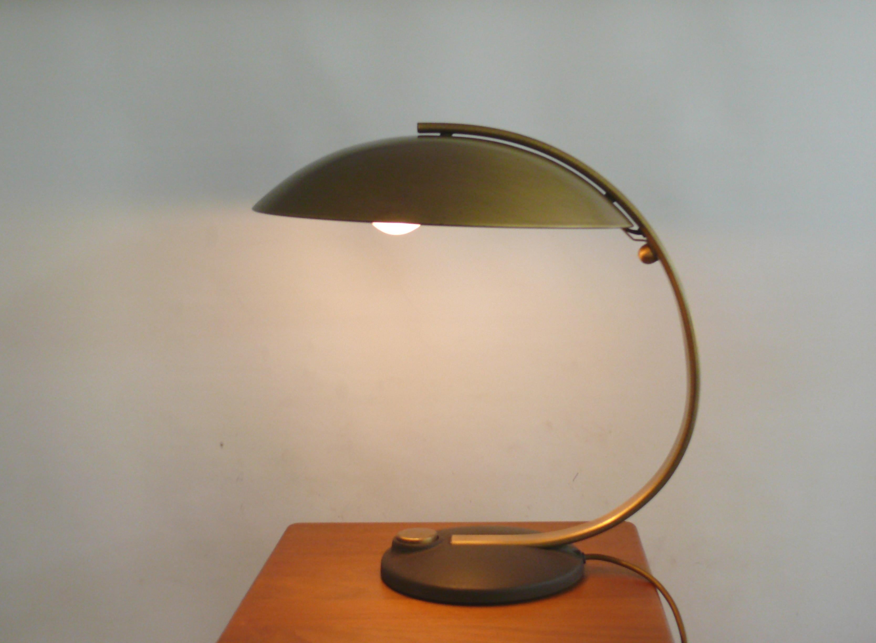 Una meravigliosa lampada in stile Bauhaus degli anni '60: una grande lampada da tavolo in ottone di Egon Hillebrand, proveniente dalla Germania Ovest. Questa lampada molto solida colpisce per il suo paralume ampio e curvo, realizzato interamente in