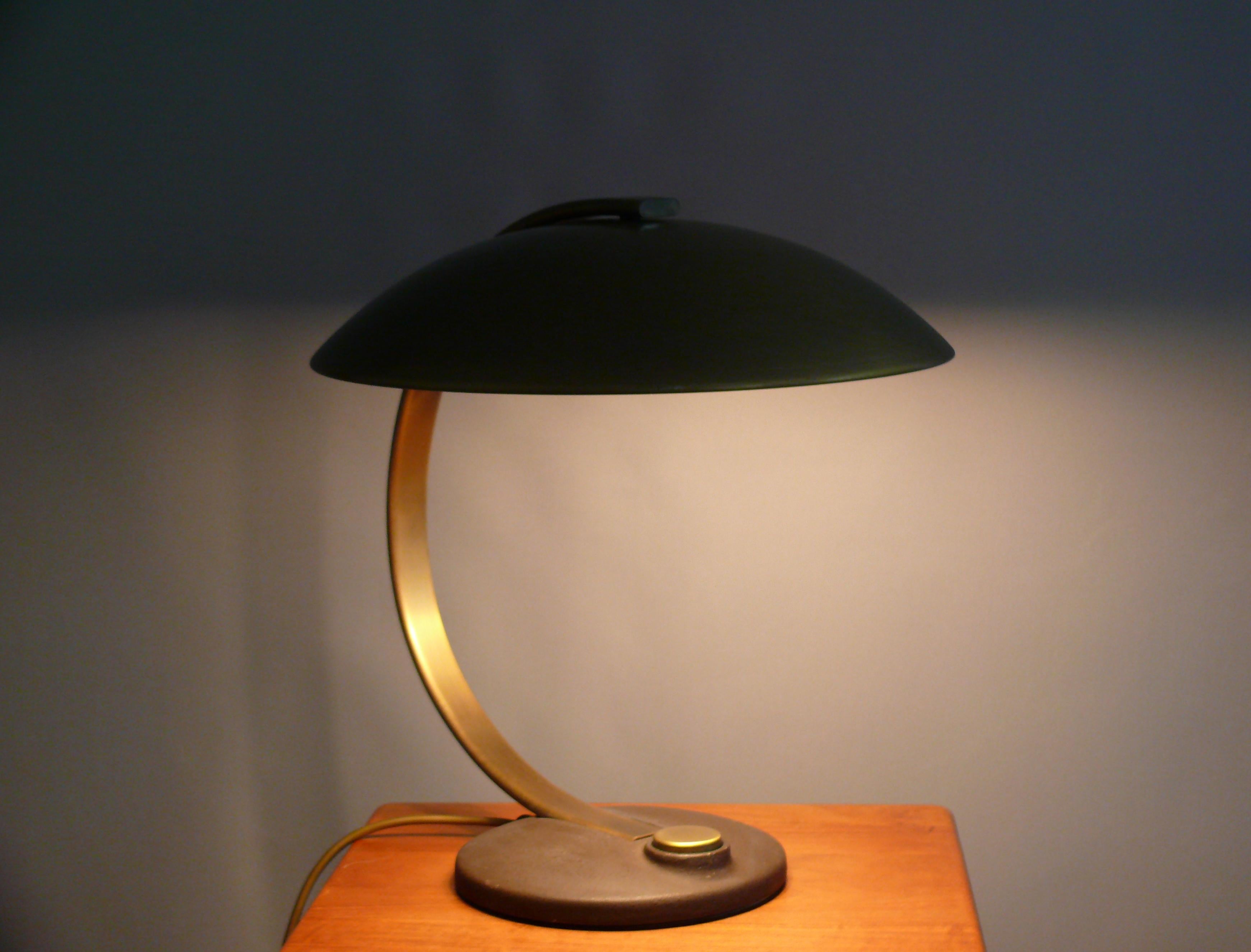 Una maravillosa lámpara de estilo Bauhaus de los años 60: una gran lámpara de sobremesa de latón de Egon Hillebrand de Alemania Occidental, modelo 7613. Esta lámpara, muy sólida, impresiona por su gran pantalla curvada, totalmente de latón. Con sus