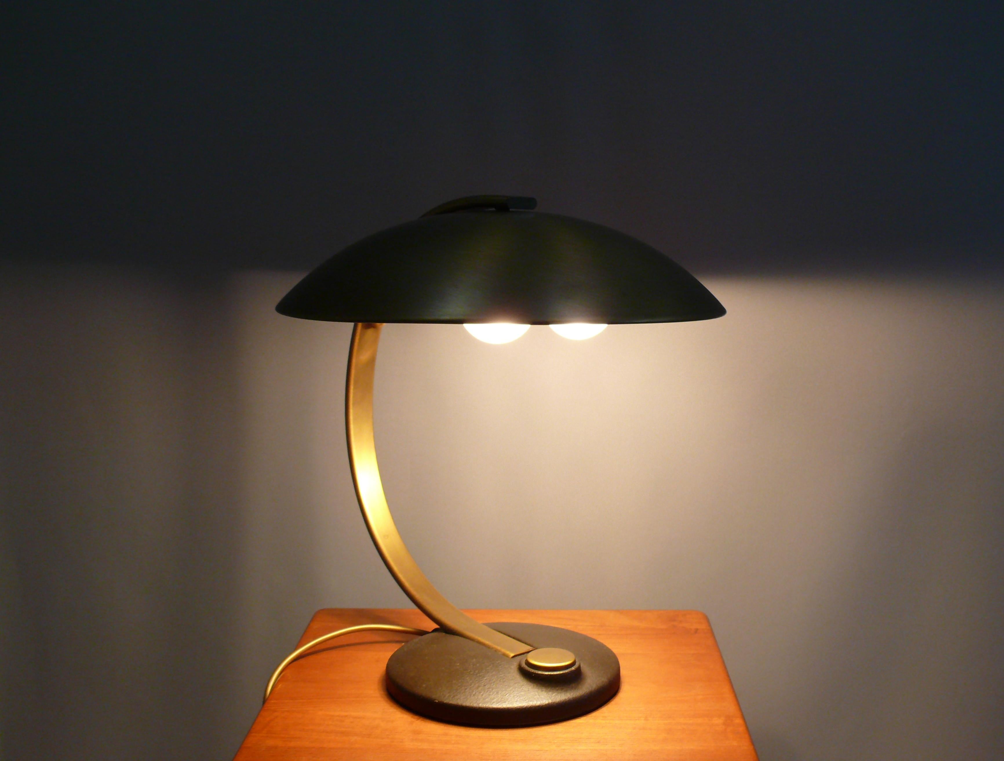 Maravillosa lámpara de estilo Bauhaus de los años 60: Gran lámpara de sobremesa de latón de la empresa Egon Hillebrand de Alemania Occidental, modelo 7613. La lámpara, muy sólida, impresiona por su gran pantalla abovedada, hecha totalmente de latón.