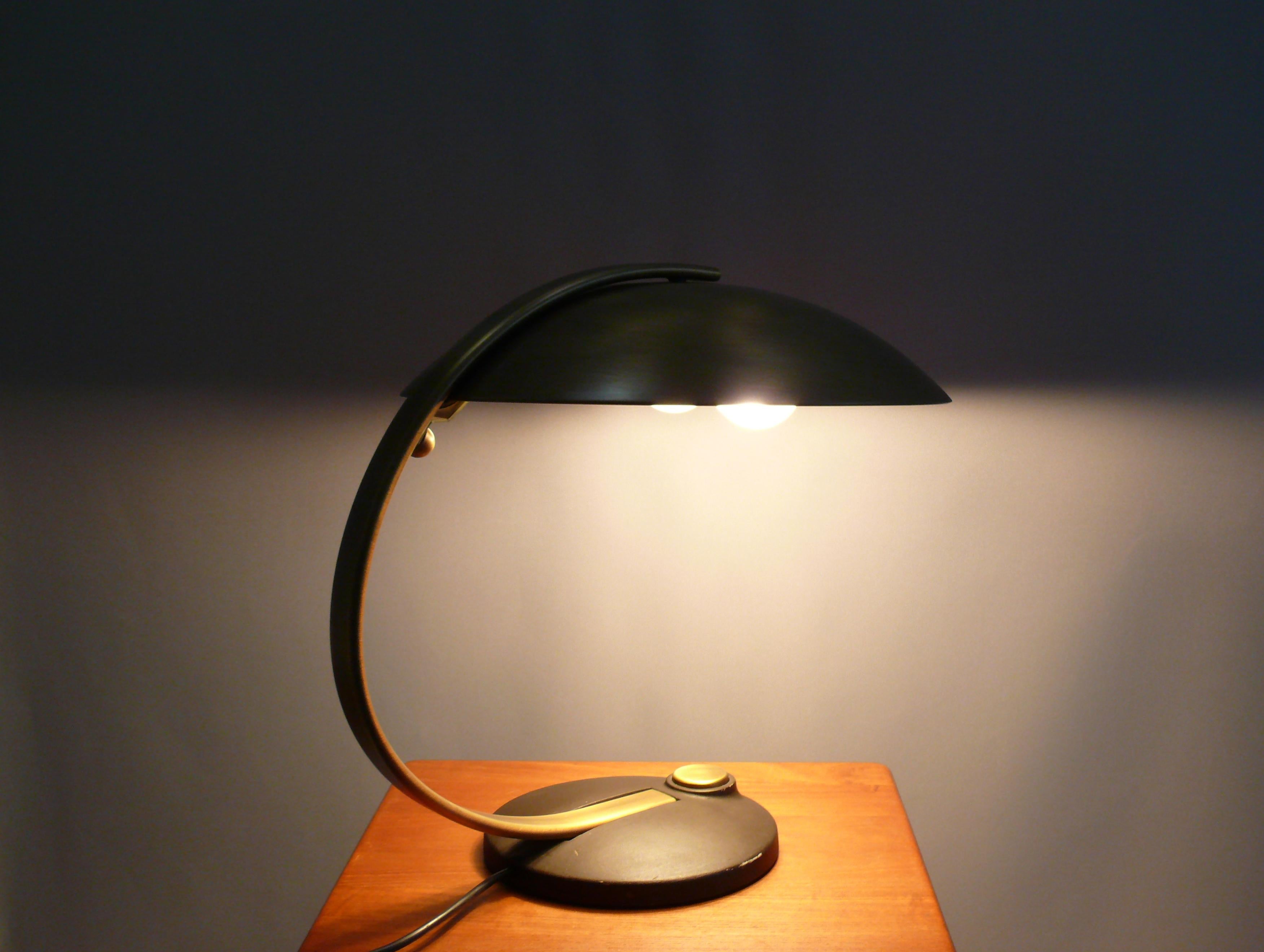 Maravillosa lámpara de estilo Bauhaus de los años 60: Gran lámpara de sobremesa de latón de la empresa Egon Hillebrand de Alemania Occidental, modelo 7613. La lámpara, muy sólida, impresiona con su gran pantalla abovedada totalmente de latón. Con