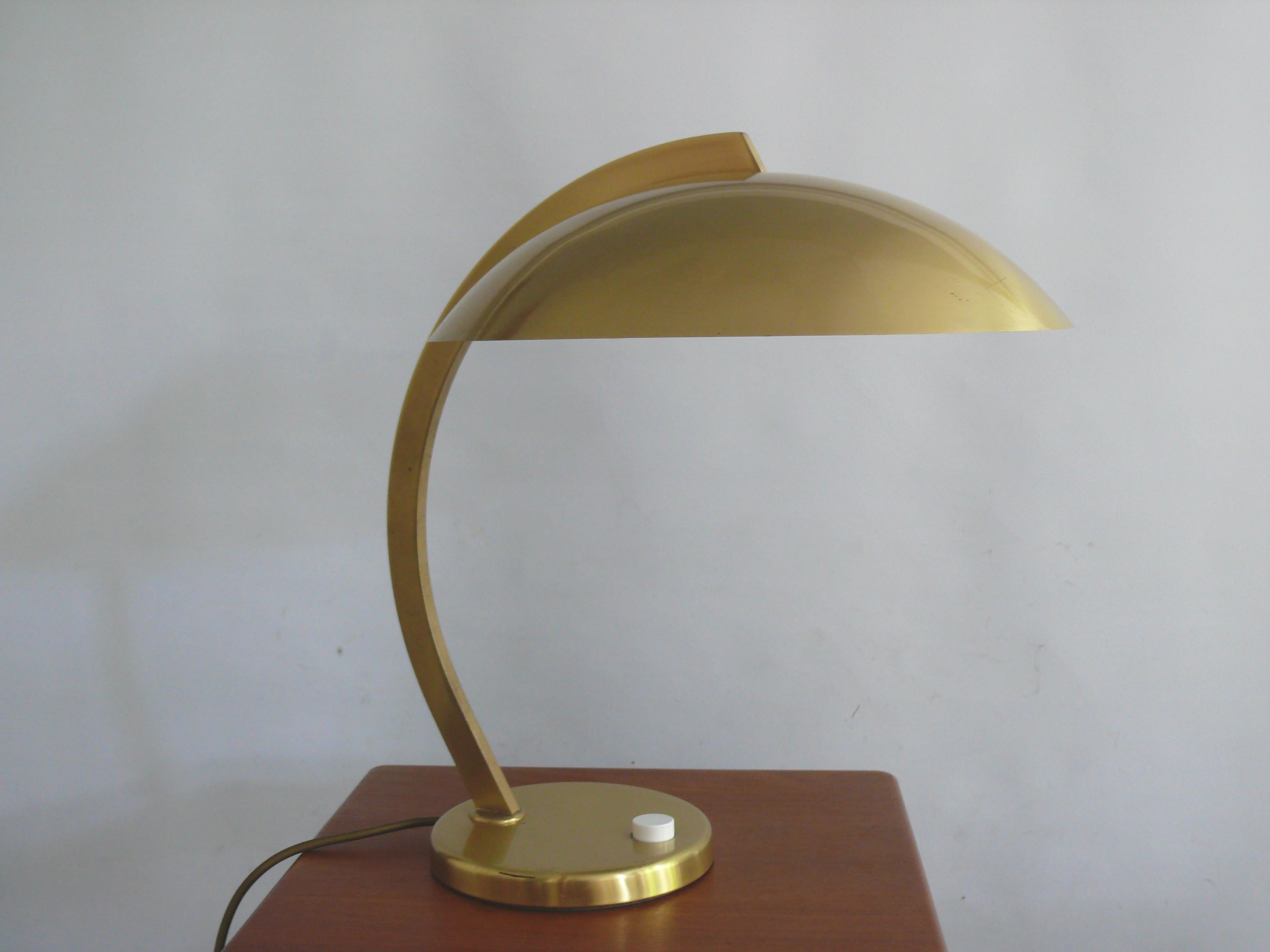 A wonderful Bauhaus-style lamp from the 1950s: a large table lamp by Joseph Brumberg Sundern (JBS) - no. 17409 - from West Germany (Sauerland region). This lamp is often attributed to Egon Hillebrand. The very solid lamp impresses with its surface