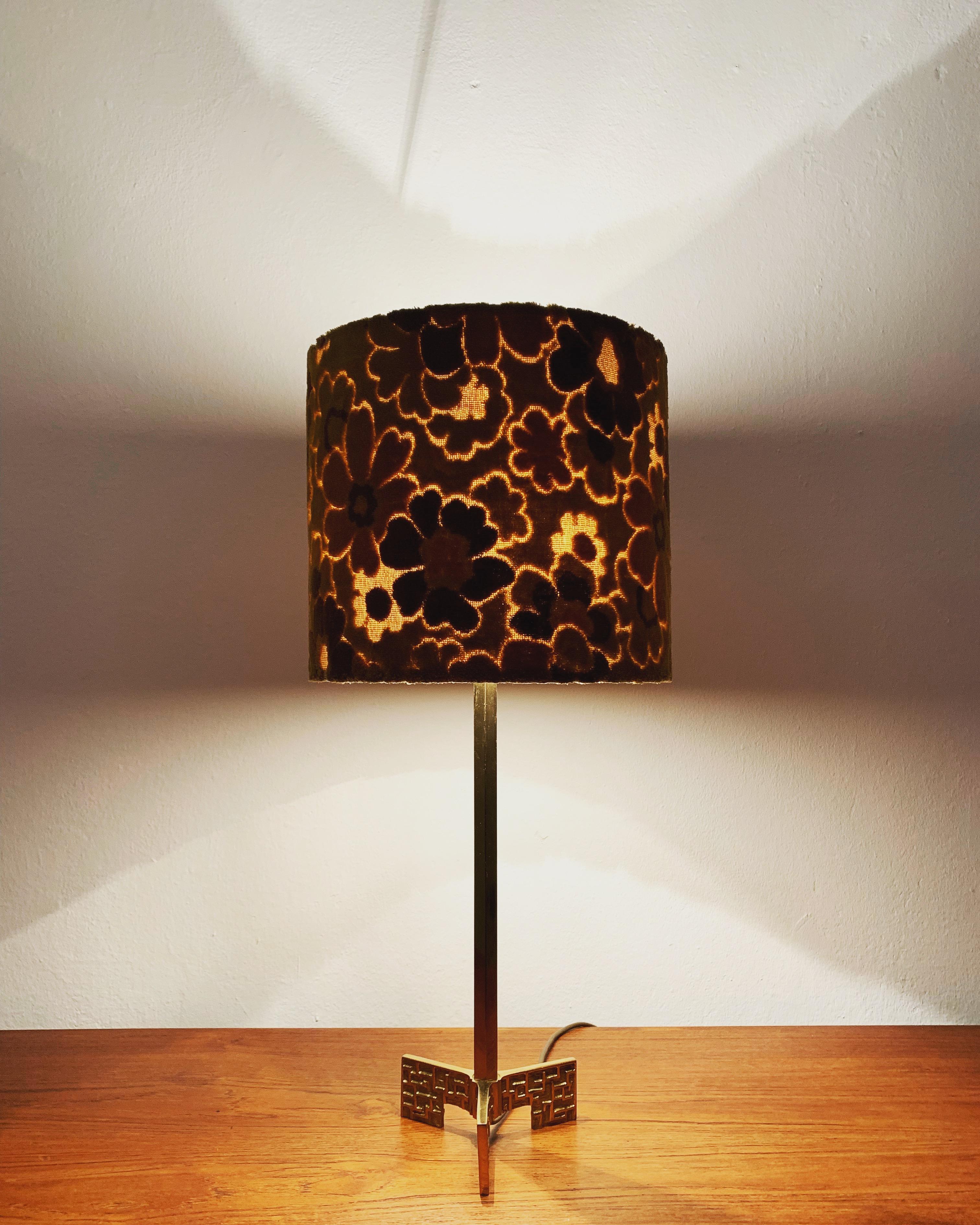 Lámpara de mesa de latón en venta 3