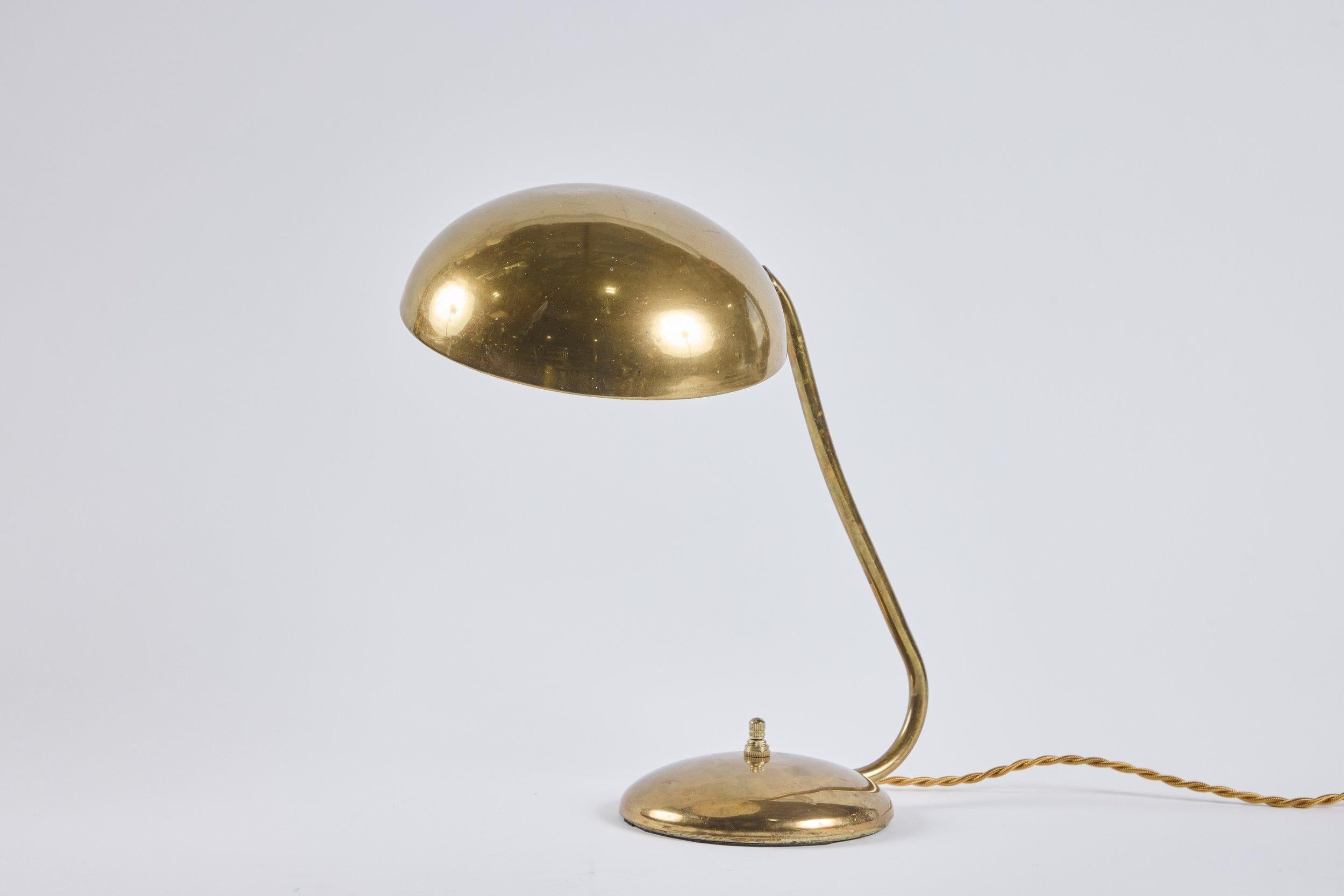 Lampe de table en laiton avec abat-jour.  Dimensions : 7 