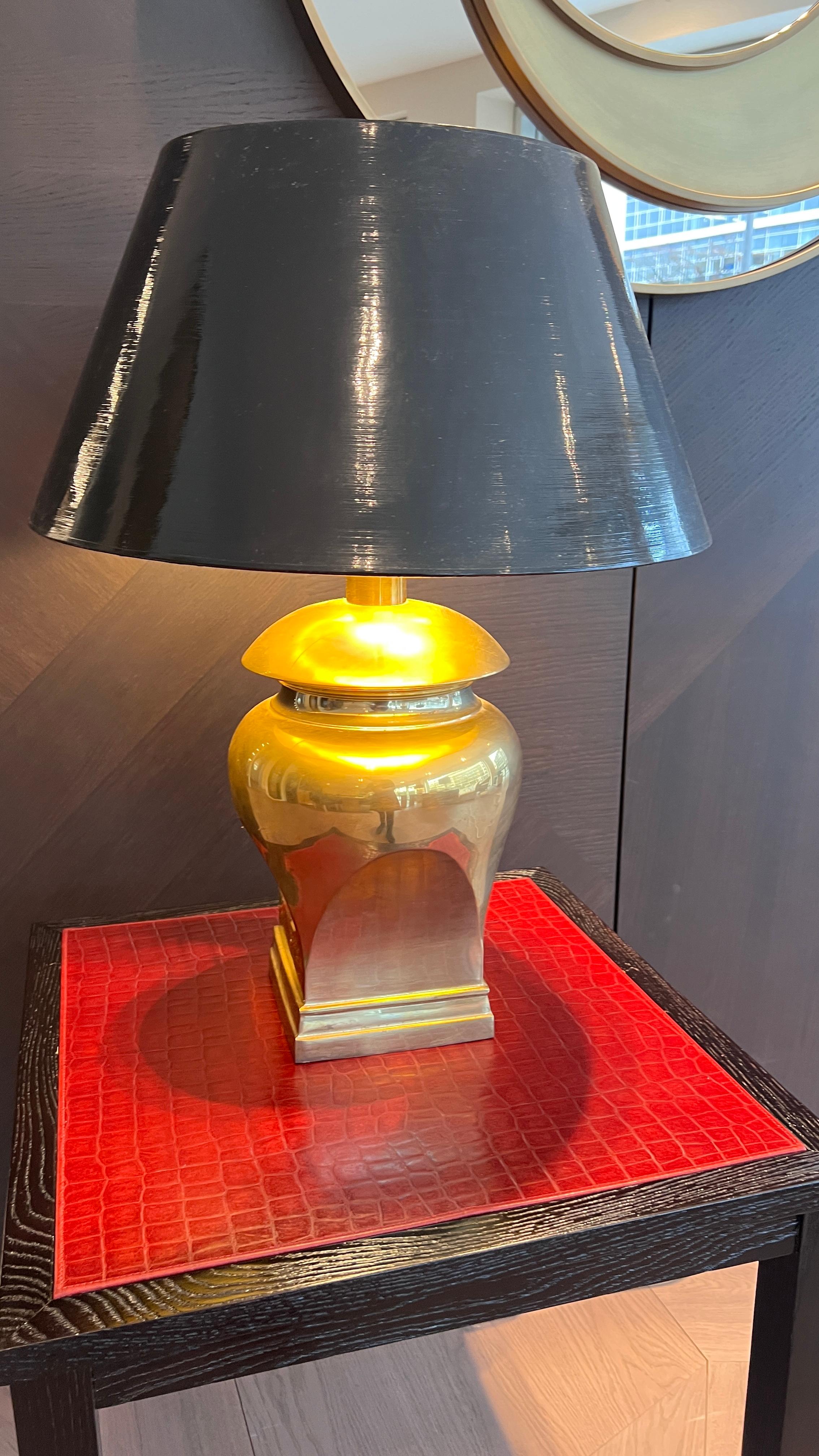 Cette élégante lampe à poser combine un design intemporel  en forme de vase avec une touche de luxe. La base robuste, finie en laiton radieux, ajoute une touche sophistiquée et raffinée à tout intérieur. Sa surface lisse et polie reflète