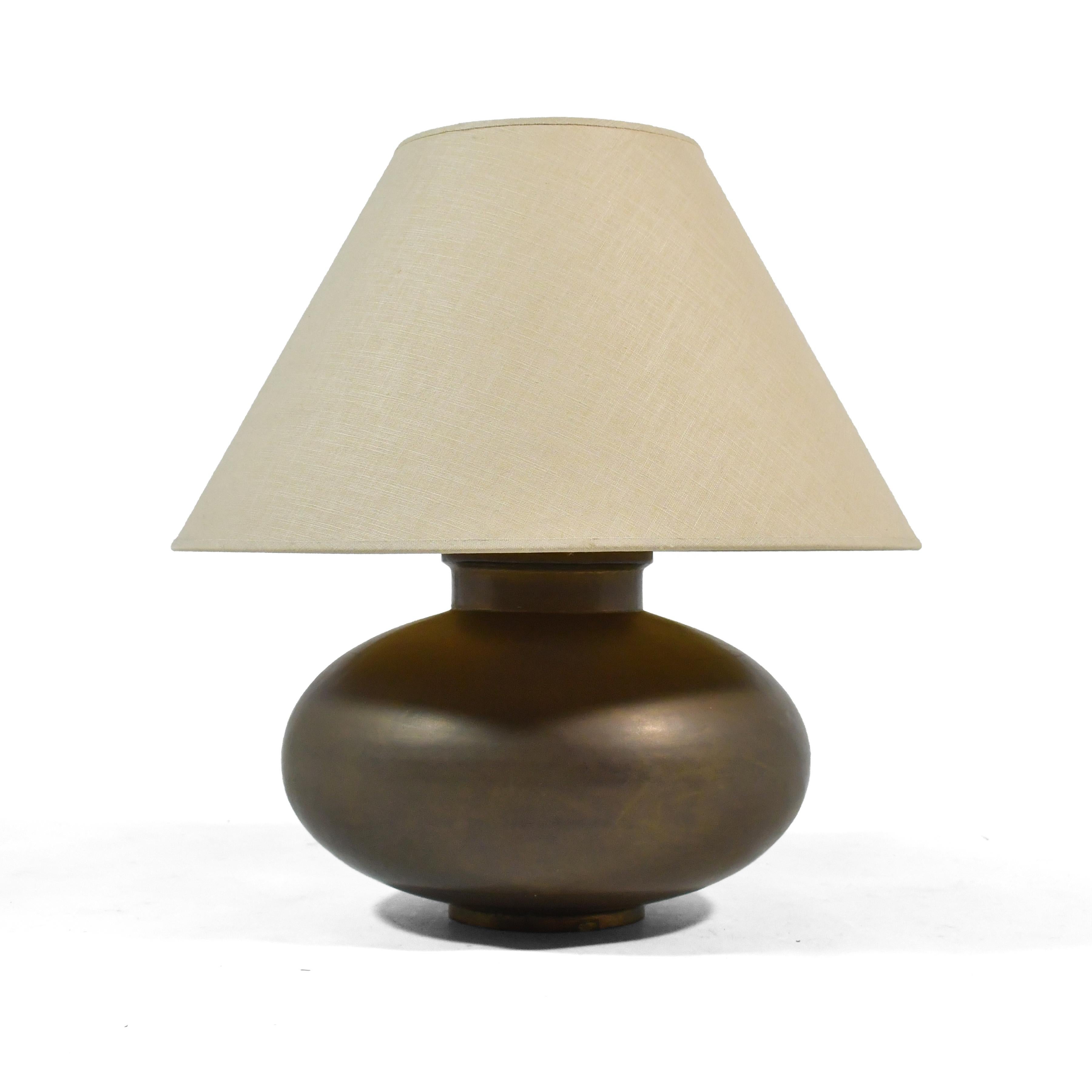 D'une beauté subtile, cette lampe de table a une base en laiton avec une forme d'orbe agréable et une riche patine d'âge.

Mesures : 22