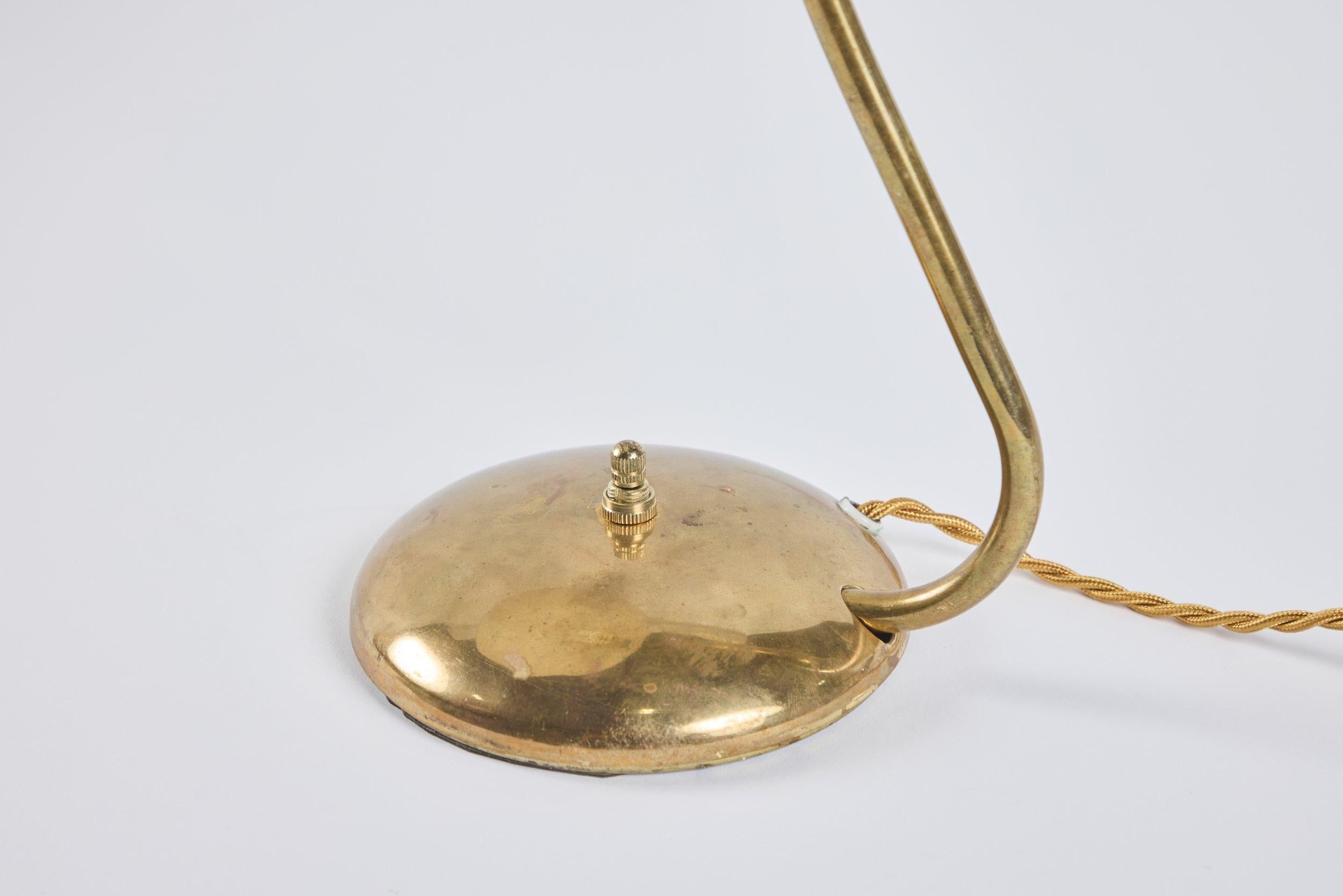 Français Lampe de table en laiton en vente
