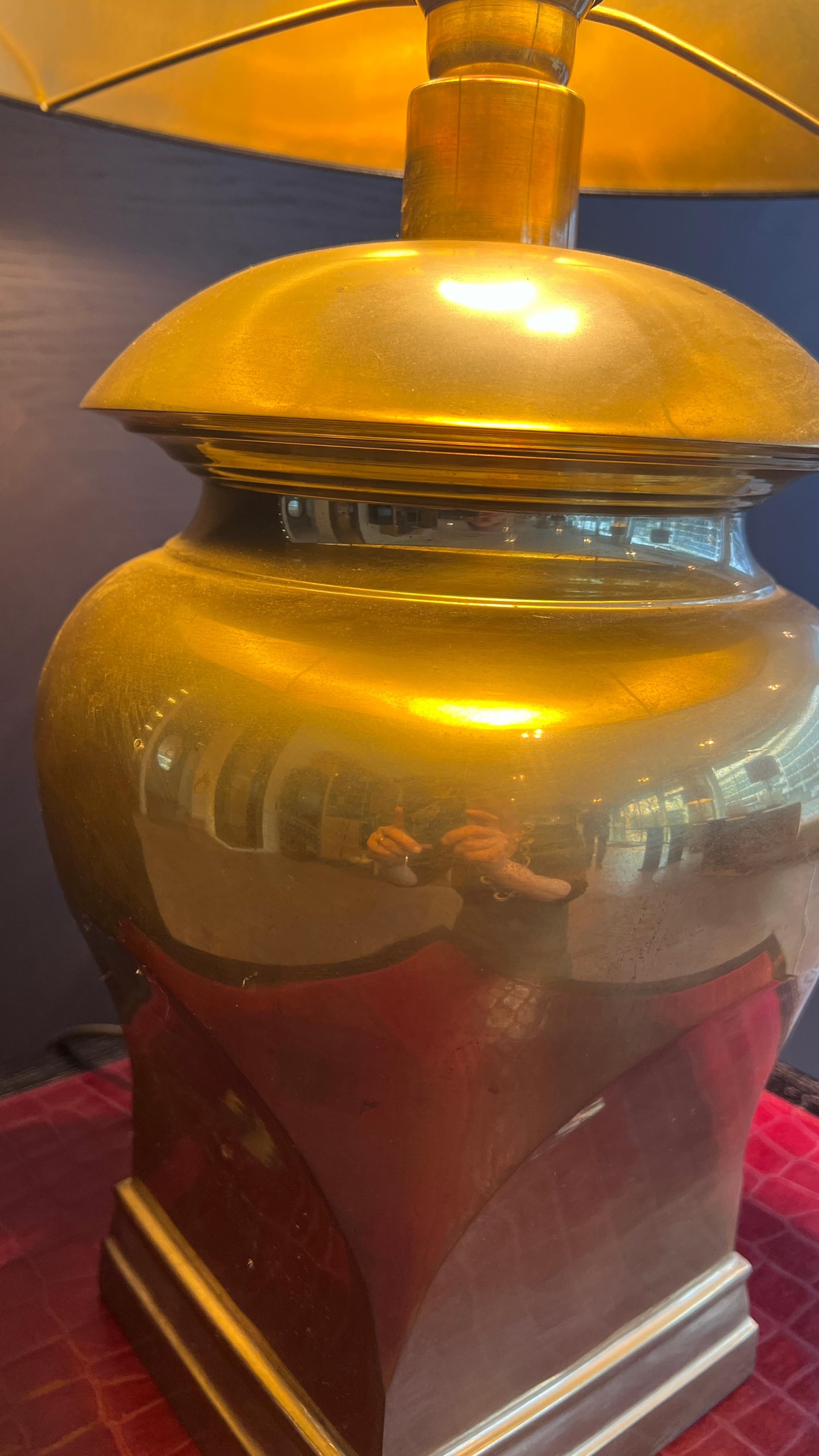 Postmoderne Lampe de table en laiton en vente