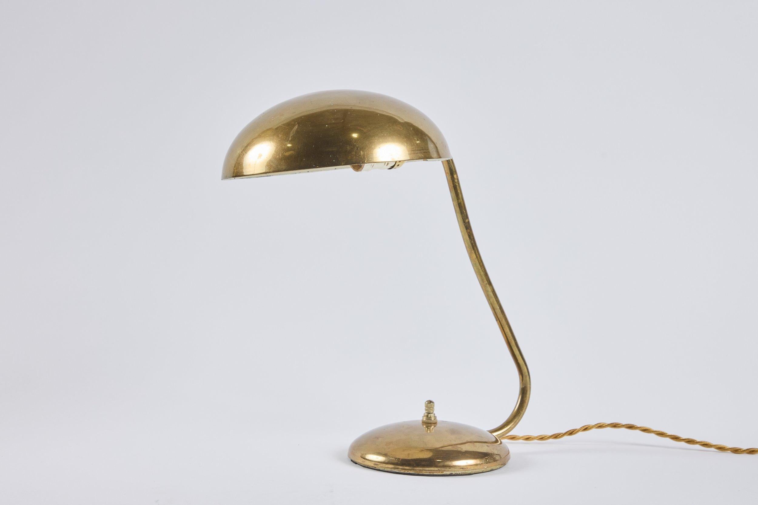Milieu du XXe siècle Lampe de table en laiton en vente