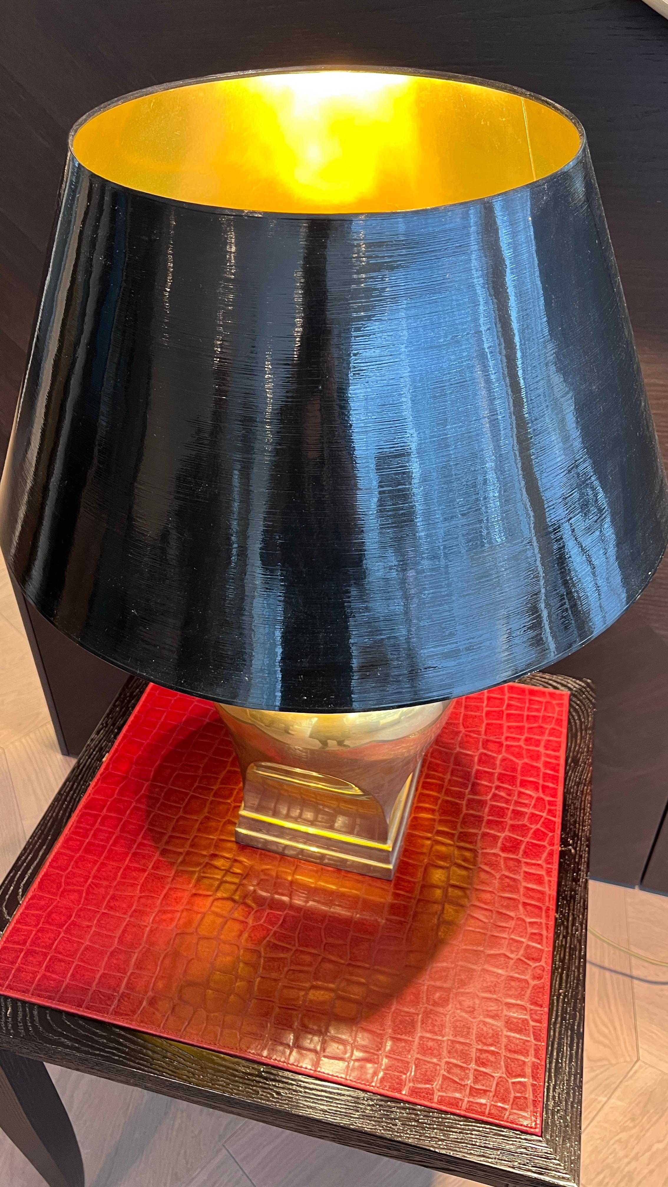 Laiton Lampe de table en laiton en vente