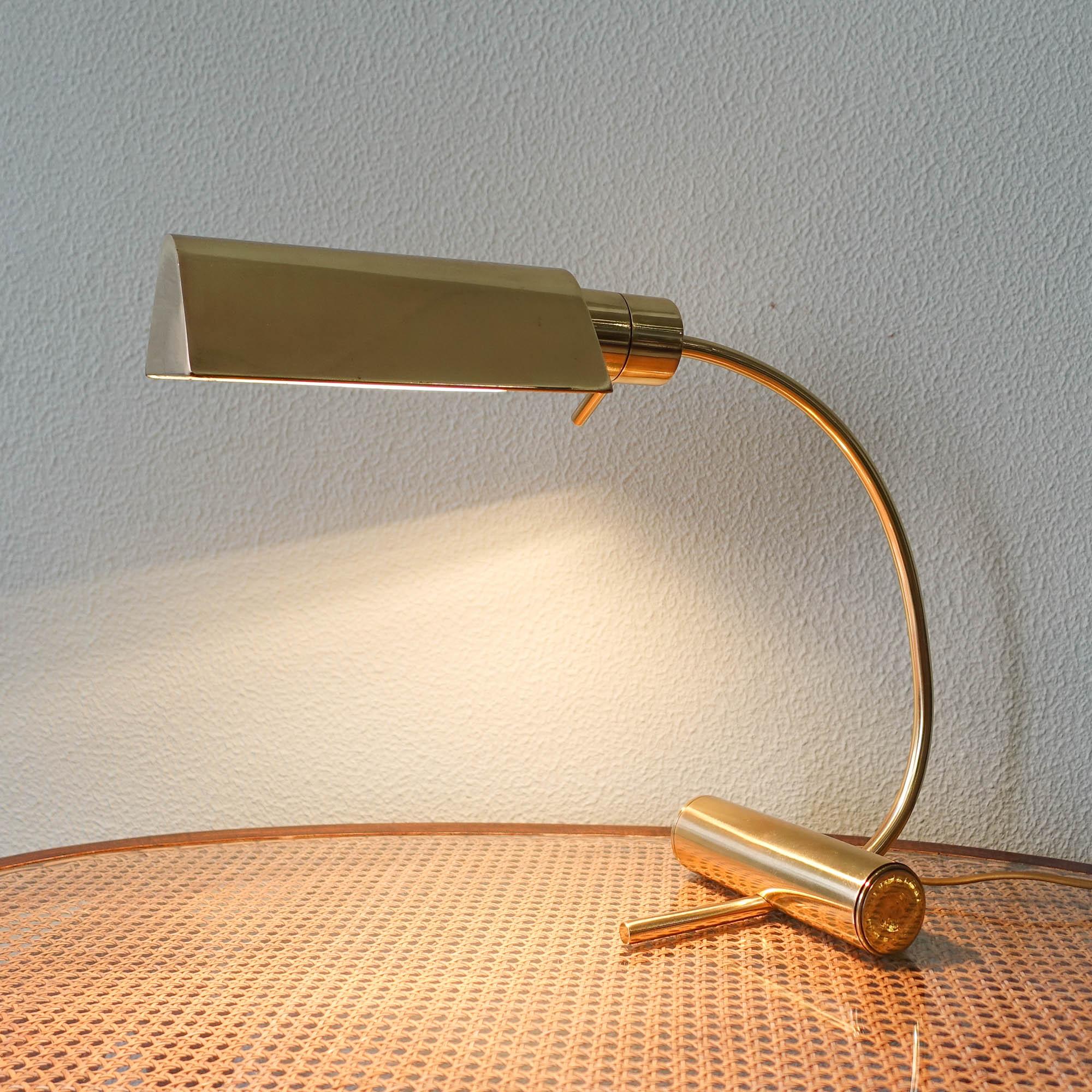 Mid-Century Modern Lampe de bureau en laiton de Boulanger, années 1970 en vente